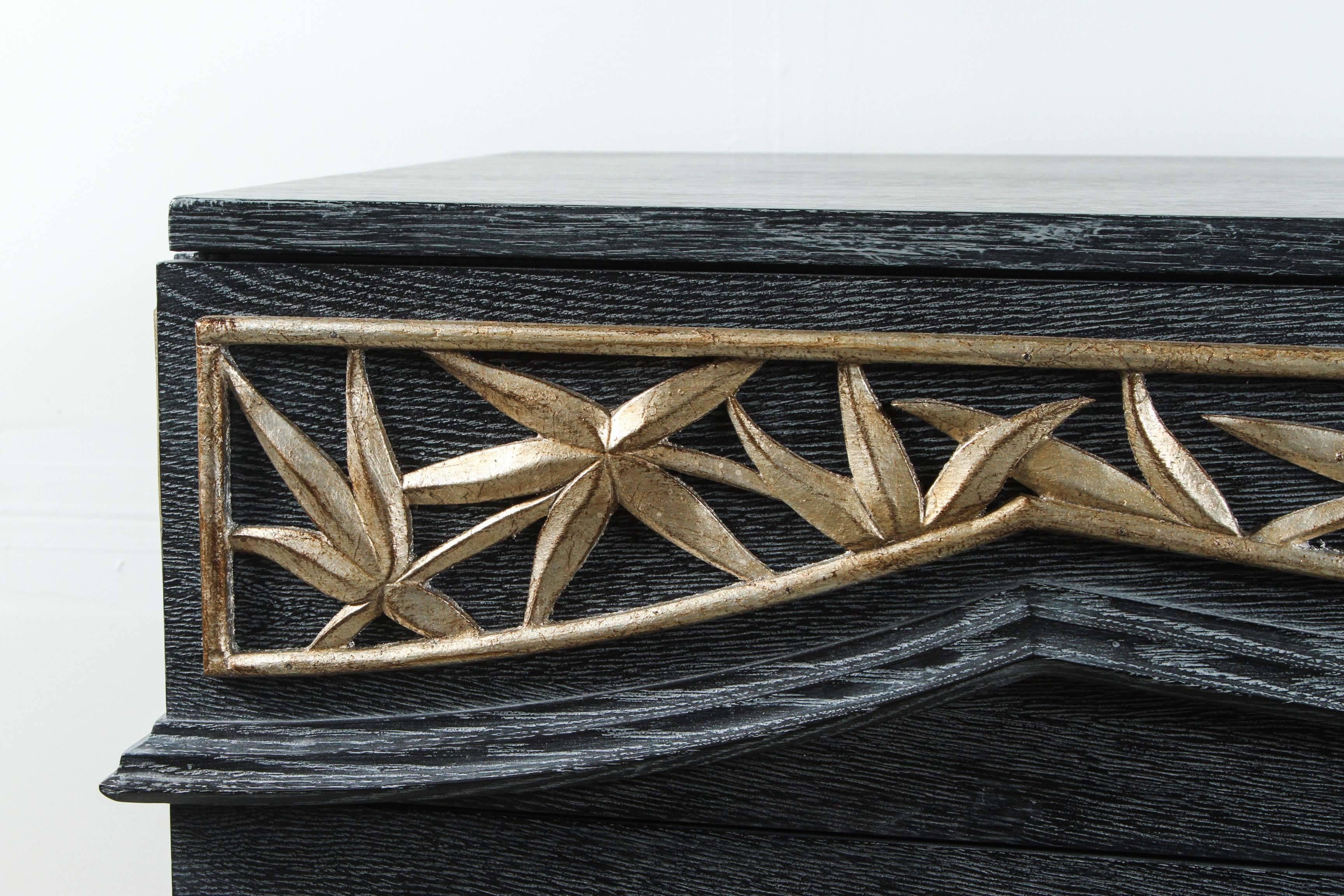 Große Kommode aus Bambus, entworfen von James Mont.
Dies ist ein schönes Beispiel für seinen ikonischen Bambus-Stil.
Das Gehäuse ist aus Eiche Cerused und wurde neu lackiert, wobei die Bambusverkleidung und die Griffe in Blattsilber lasiert wurden.