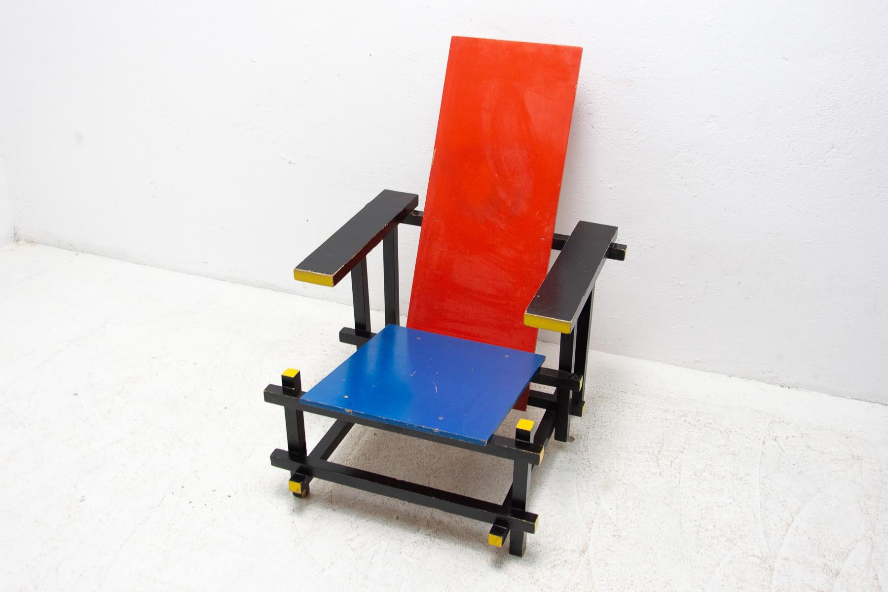 This Iconic chair was originaly designed in 1918 by Gerrit Rietveld. This item was made probably in 1970. It´s made of plywood, polychrome lacquered, minor scratches, generaly in good Vintage condition

Dimensions: Height: 88 cm, width: 60 cm,