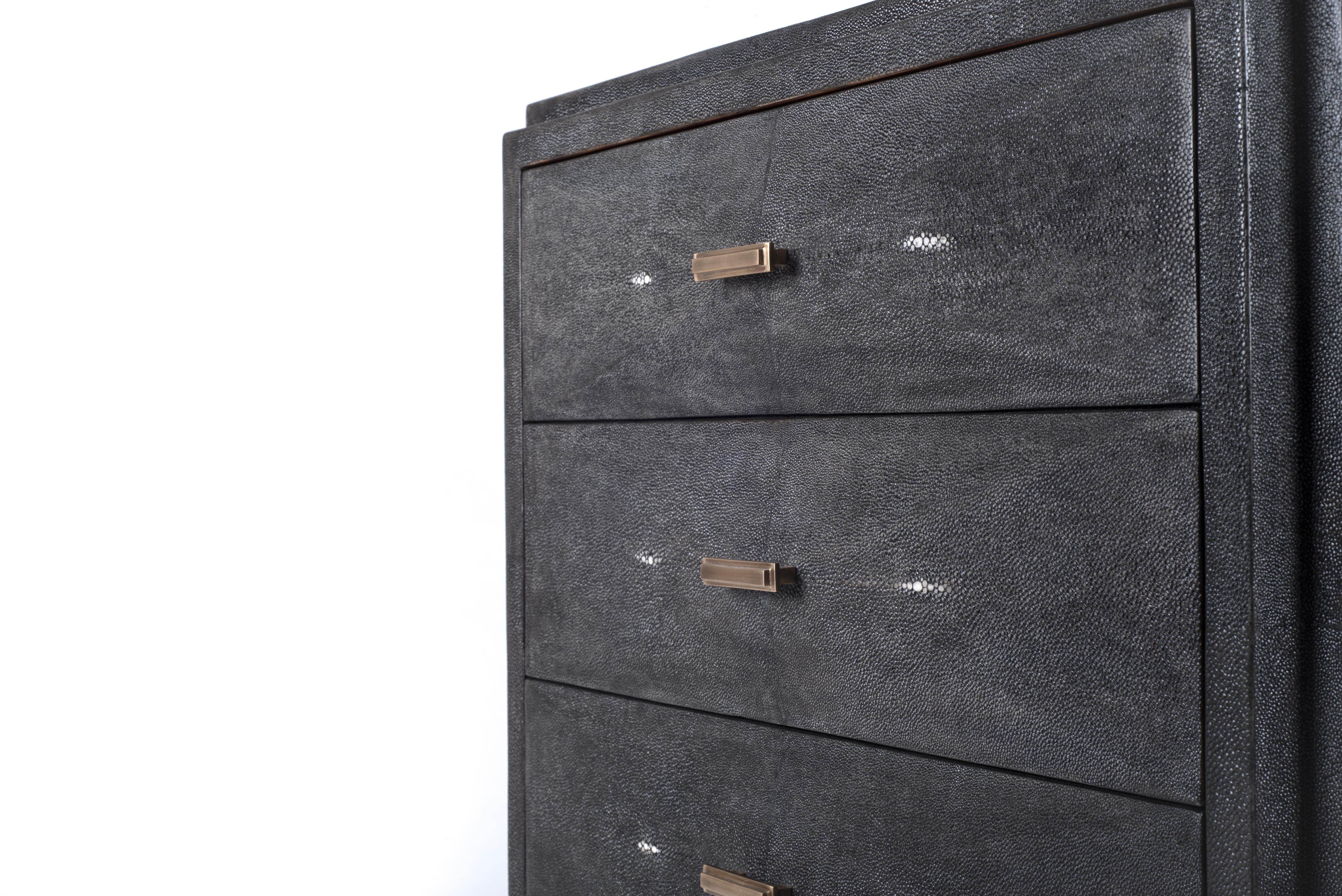 Fait main Table de chevet emblématique avec tiroirs biseautés en galuchat noir de R&Y Augousti en vente