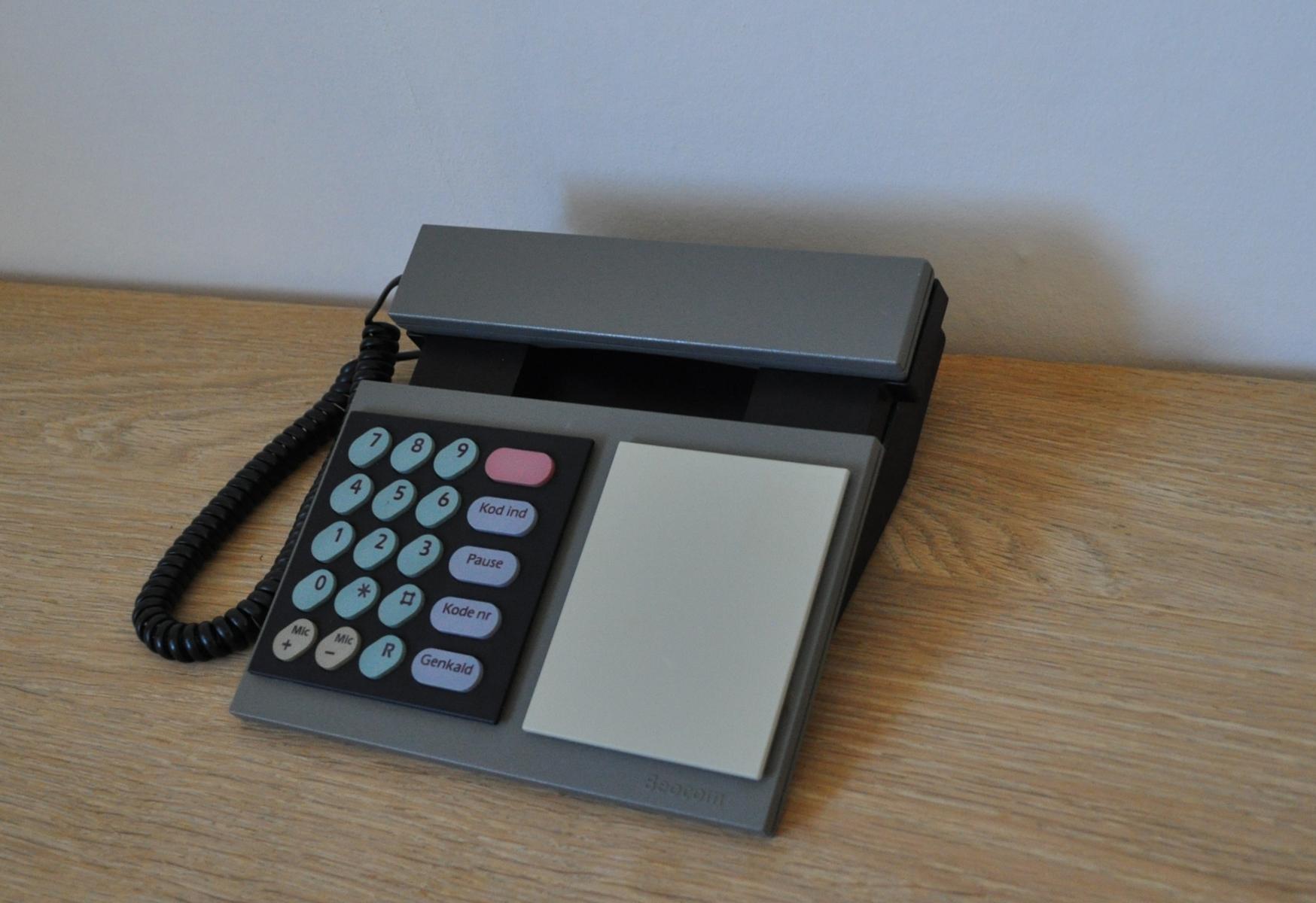 Beocom 1000 Telefon von 1986 von Bang & Olusfen.
Vollständig funktionsfähig.

Geschichte: 