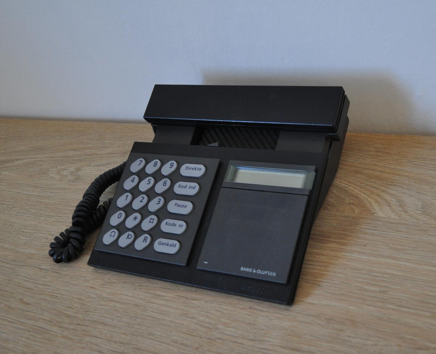 Beocom 2000 telephone from 1986 by Bang & Olusfen.
Fully functional.

History: 