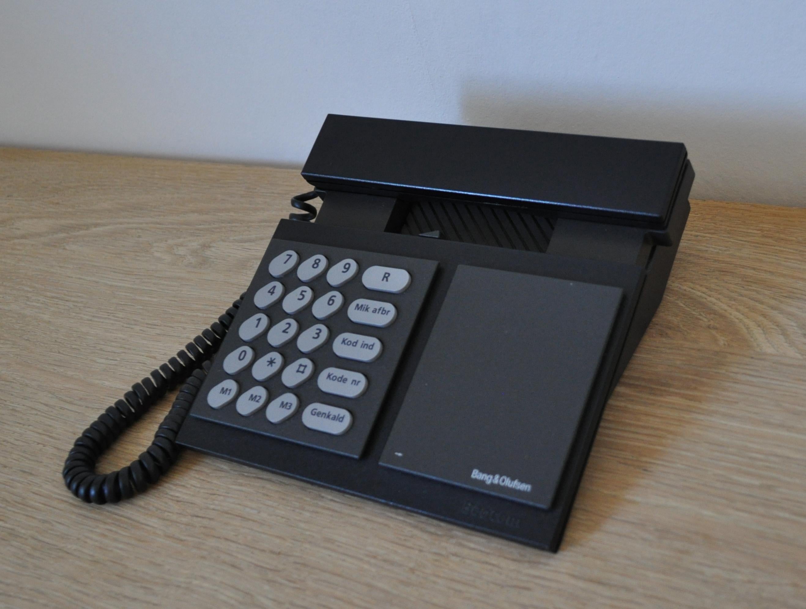 Beocom 600 telephone from 1986 by Bang & Olusfen.
Fully functional.

History: 