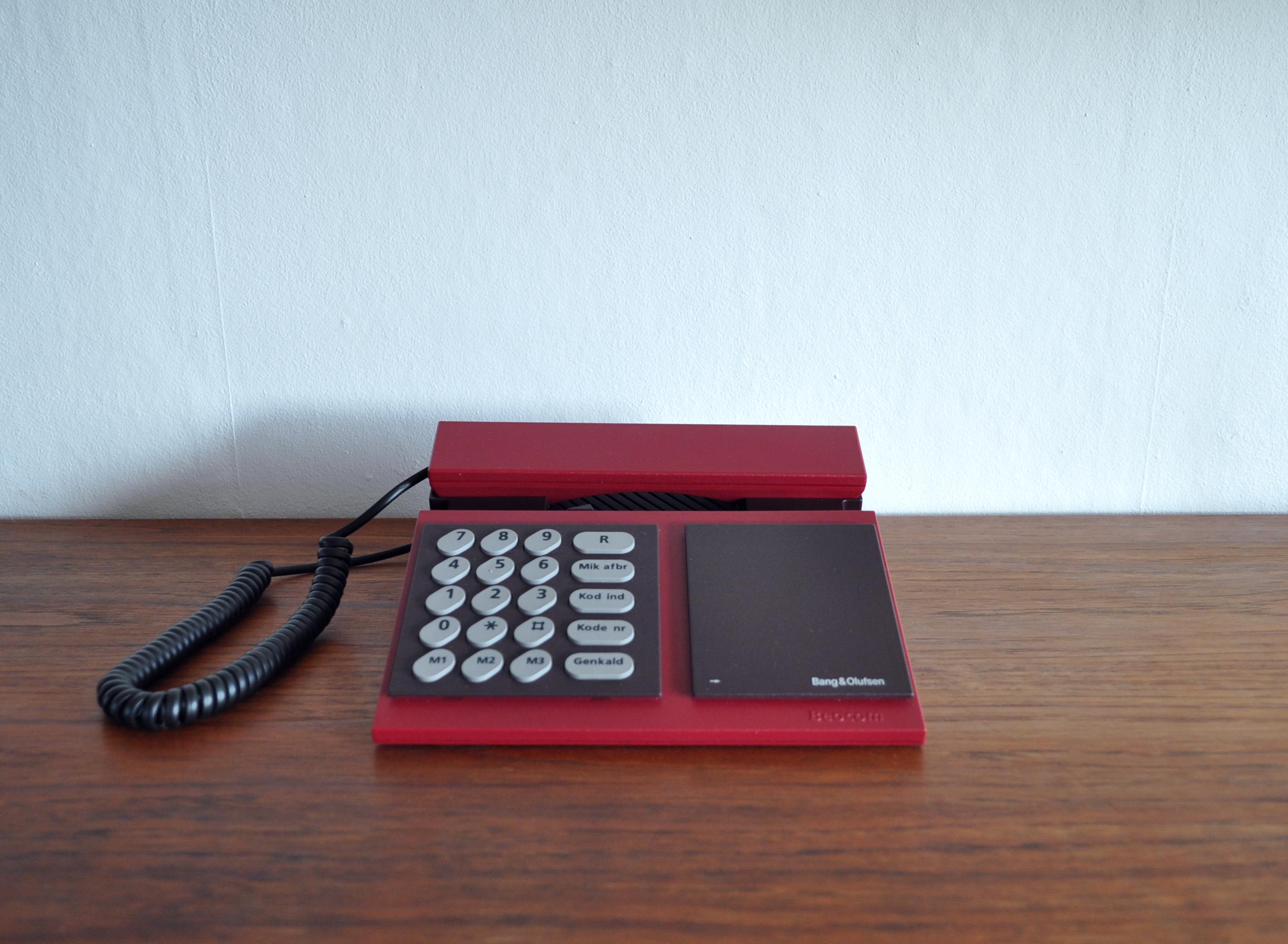Beocom 600 telephone from 1986 by Bang & Olusfen in ruby color.
Fully functional.

History: 