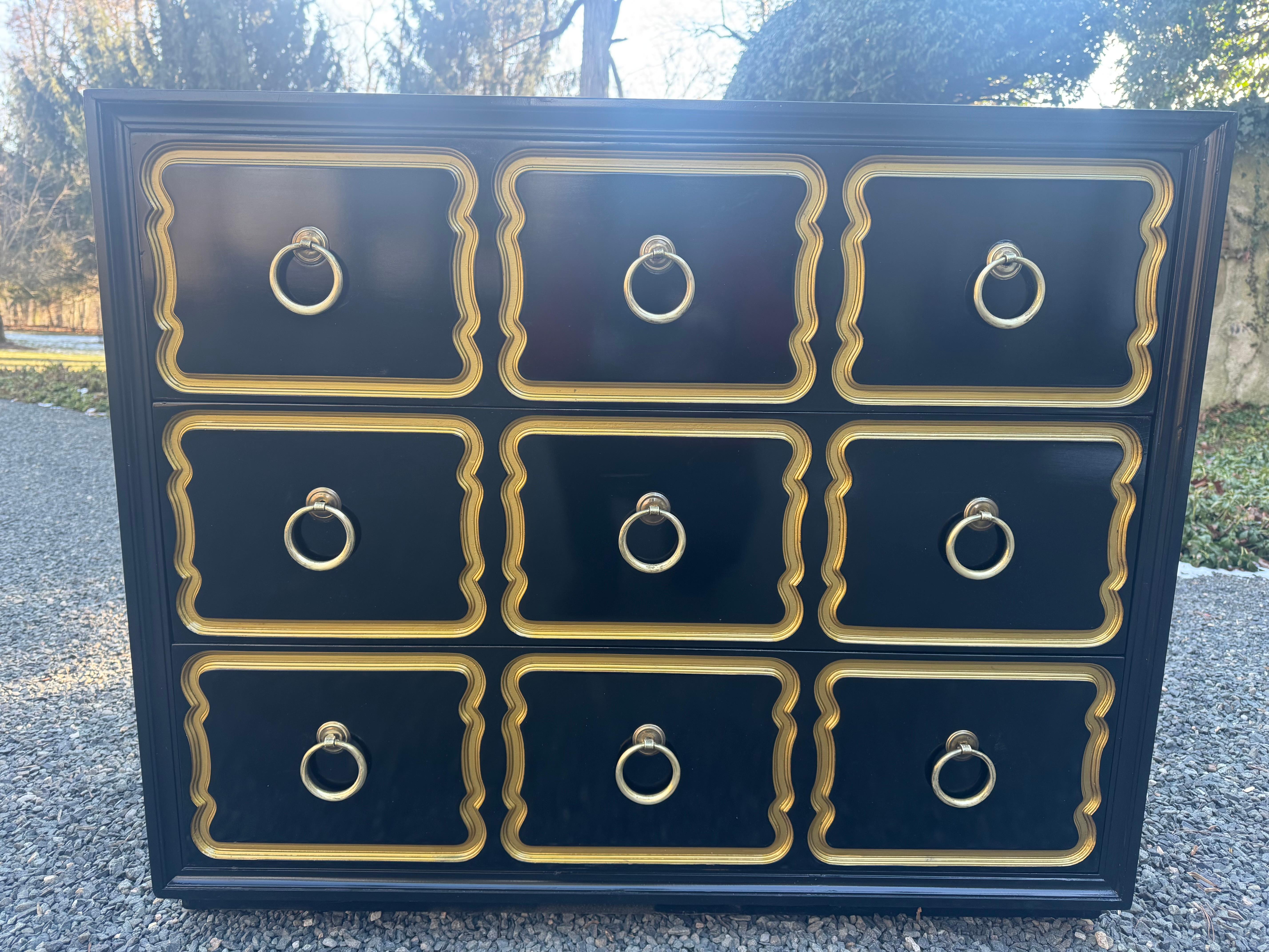 Cassettiera Espana nello stile di Dorothy Draper con finitura laccata nera e decorazione dorata con ferramenta originale.   La cassapanca è stata restaurata ed è in ottime condizioni.