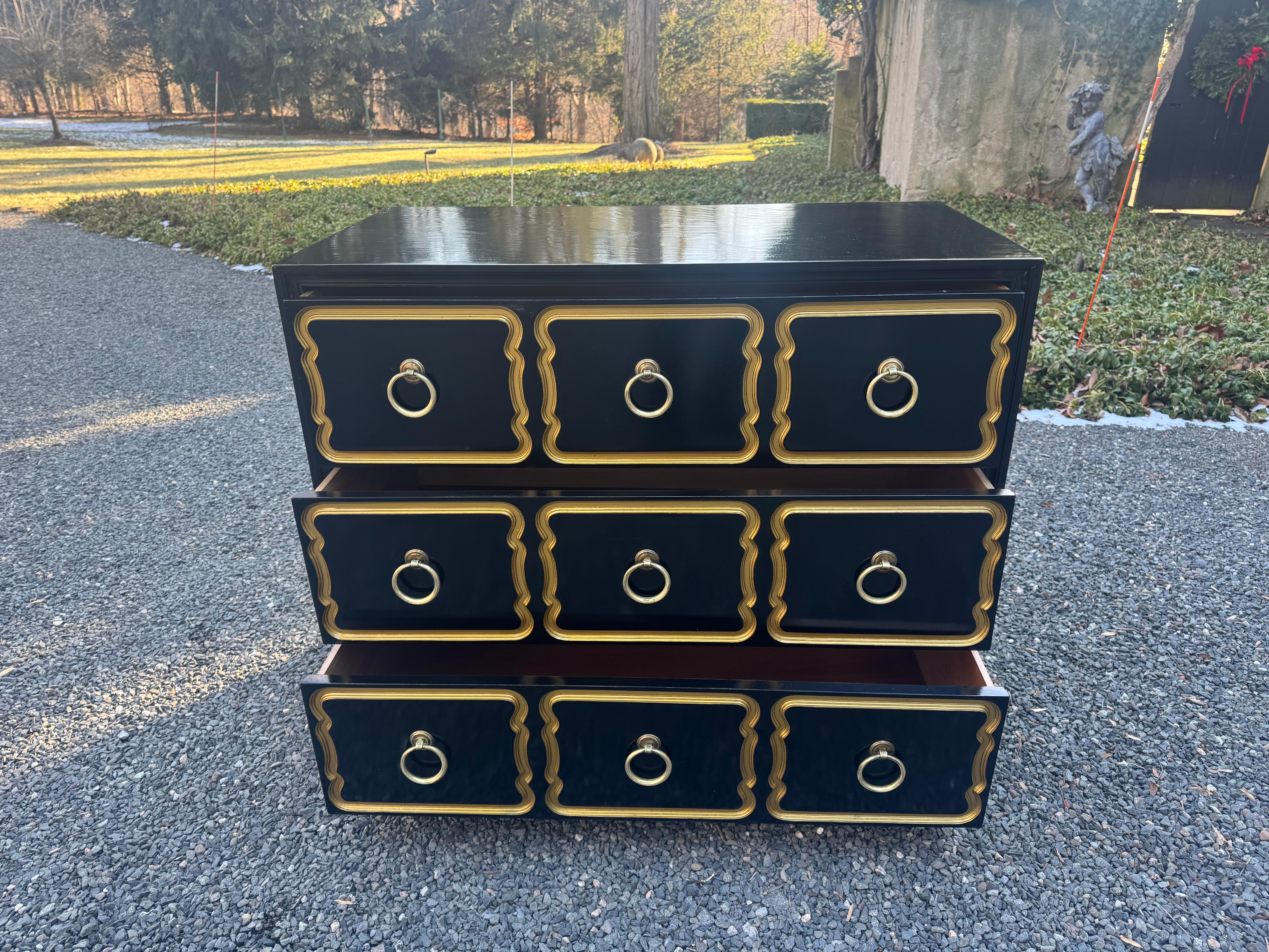 L'iconico comò Espana nero e oro nello stile di Dorothy Draper In condizioni buone in vendita a Hopewell, NJ