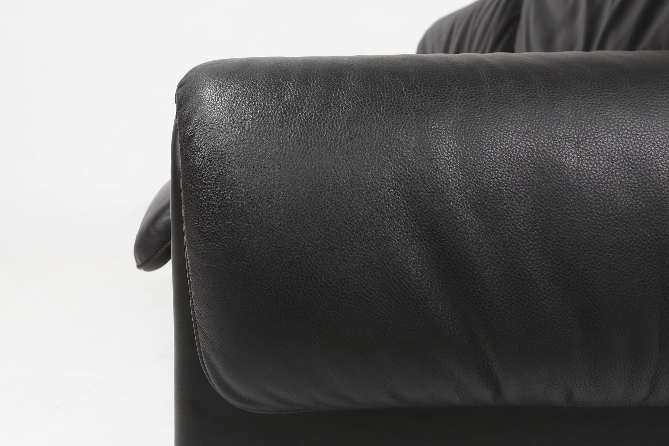Iconic black leather DS-2011 sofa by De Sede, Switzerland ca. 1980 5