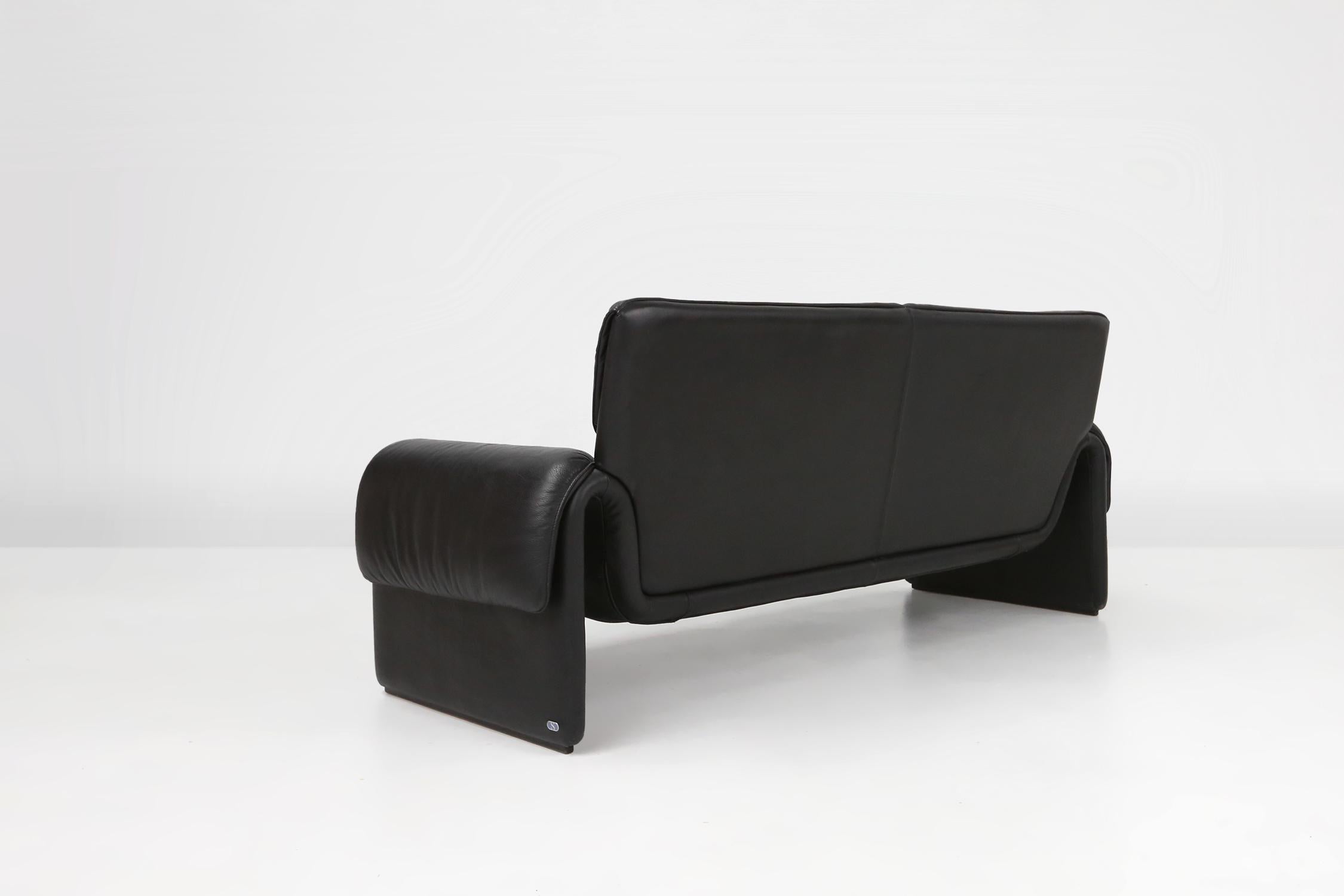 Iconic black leather DS-2011 sofa by De Sede, Switzerland ca. 1980 8