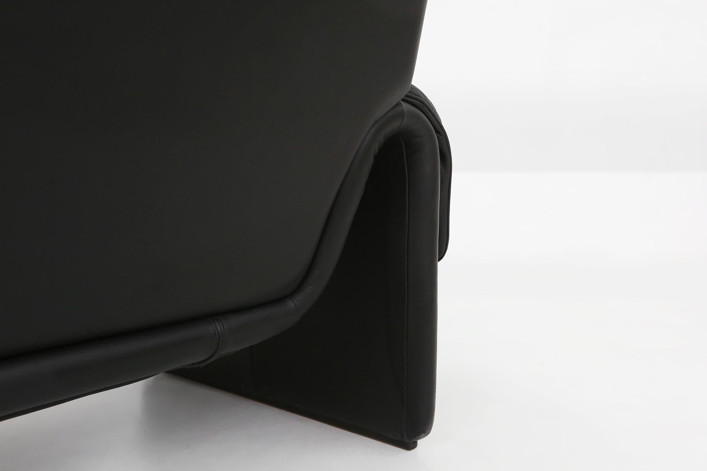 Iconic black leather DS-2011 sofa by De Sede, Switzerland ca. 1980 9
