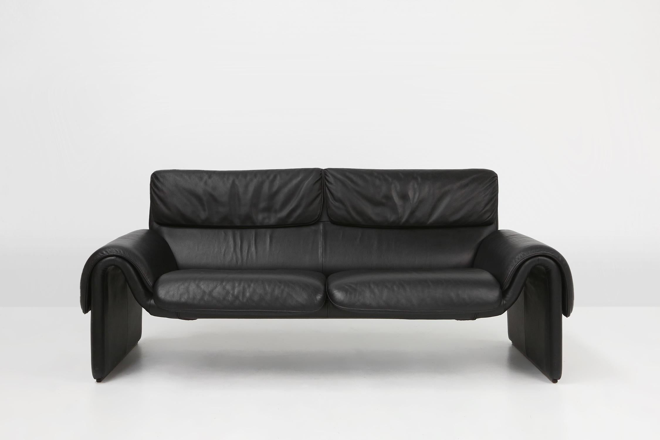 Switzerland / 1980 / sofa / De Sede DS-2011 / leather / mid-century / vintage

Black leather two seater DS-2011 sofa by the world-famous Swiss brand De Sede. An iconic shaped sofa in thick black leather with striking and curved armrests provide an