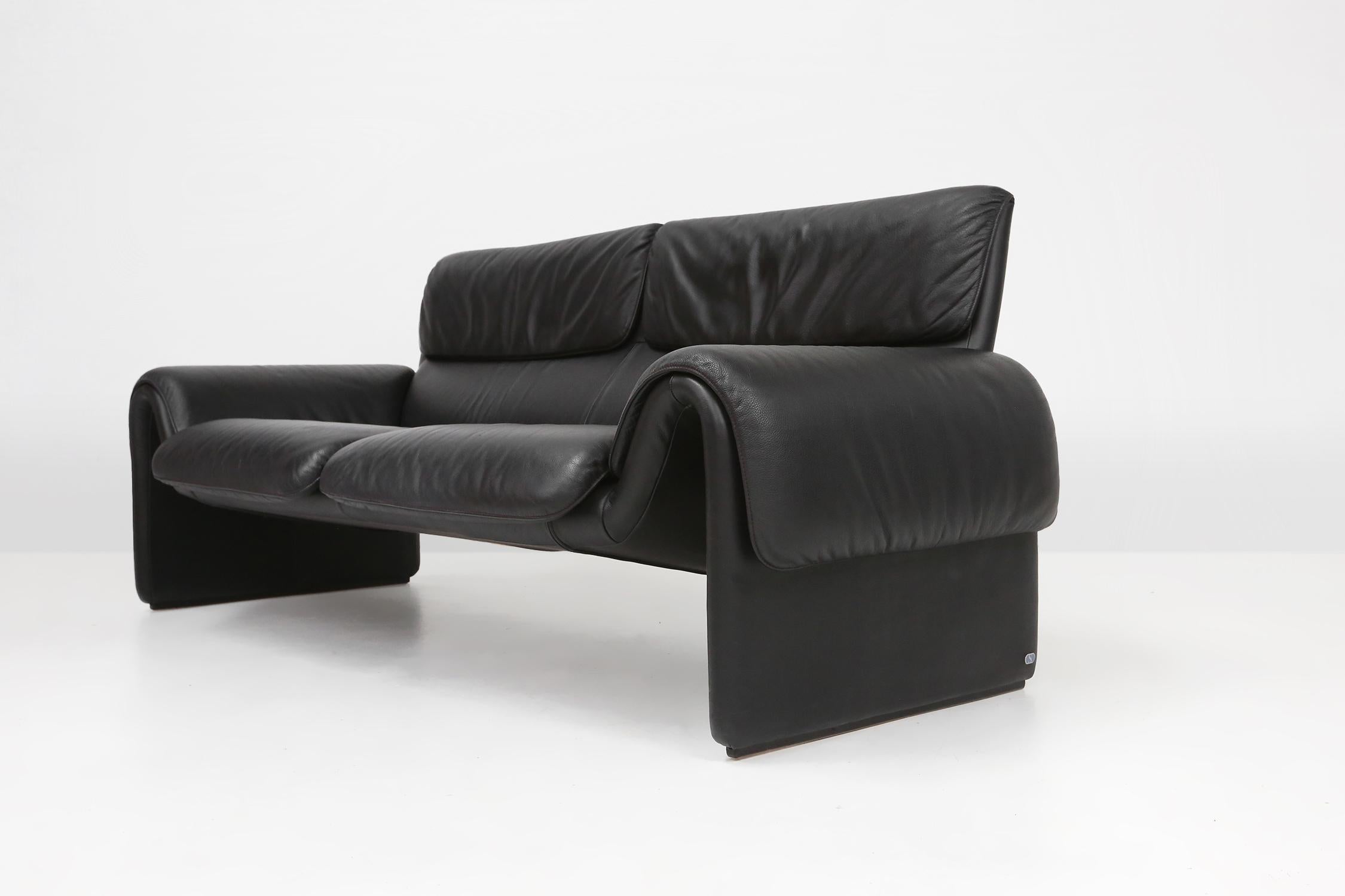 Leather Iconic black leather DS-2011 sofa by De Sede, Switzerland ca. 1980