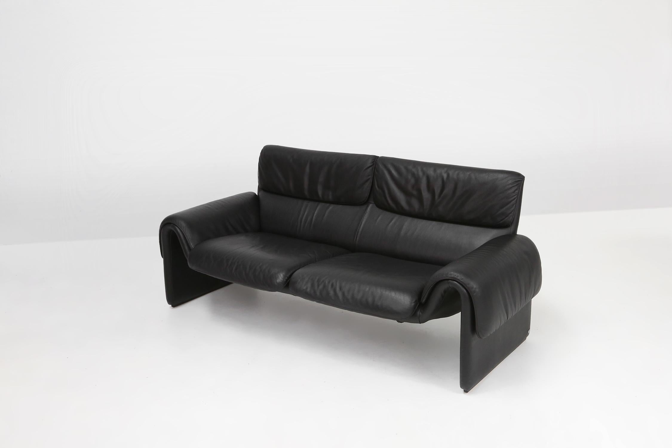Iconic black leather DS-2011 sofa by De Sede, Switzerland ca. 1980 1
