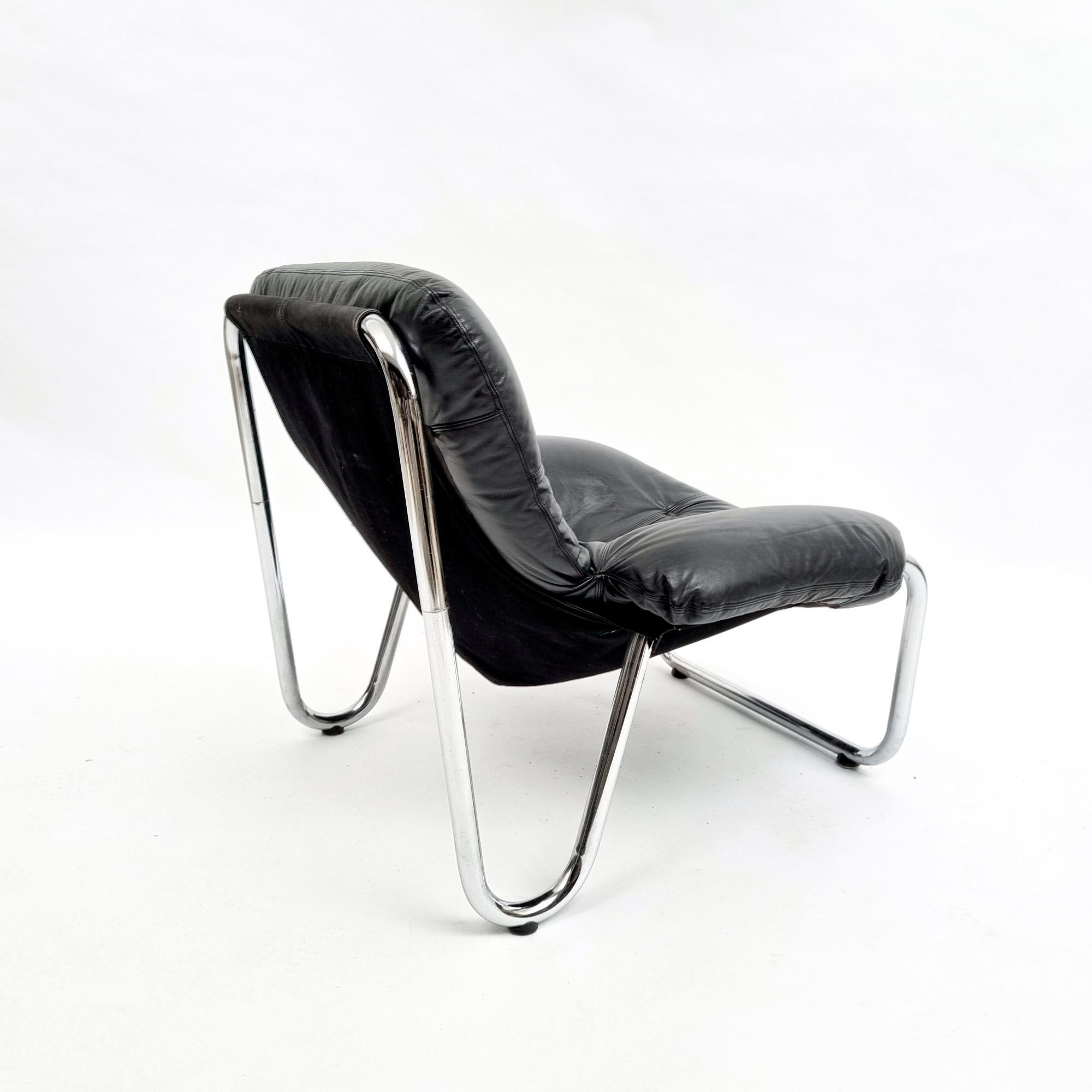 Mid-Century Modern 1970s Lounge Chair in Black Leather For Sale