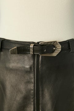 Falda icónica de cuero negro con imperdible Gianni Versace SS 1994