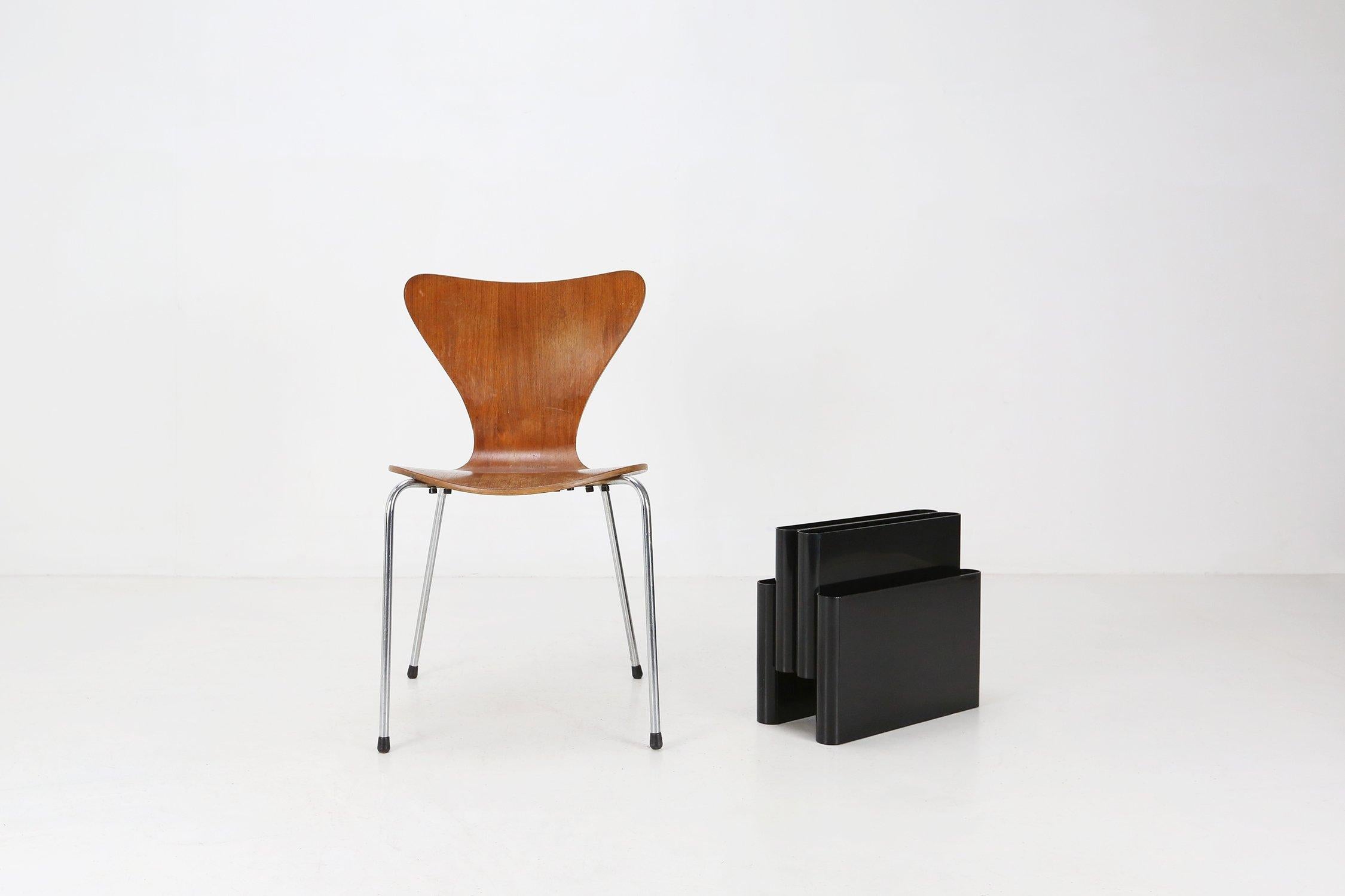 Iconic black magazine rack 4676 by Giotto Stoppino for Kartel, Italy 1970s For Sale 4