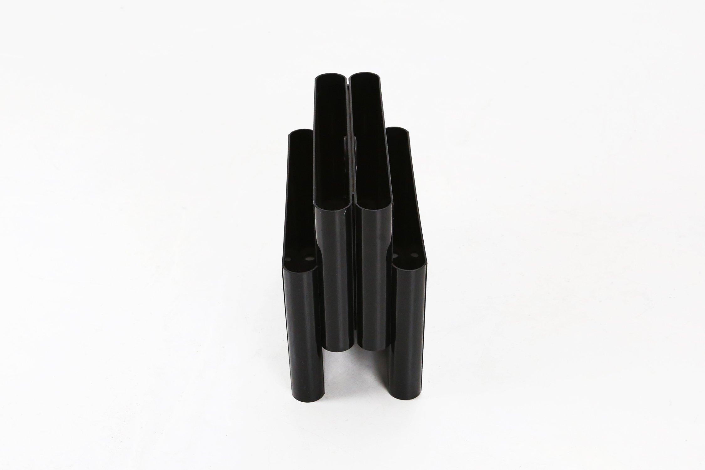 Iconic black magazine rack 4676 by Giotto Stoppino for Kartel, Italy 1970s In Good Condition For Sale In Meulebeke, BE