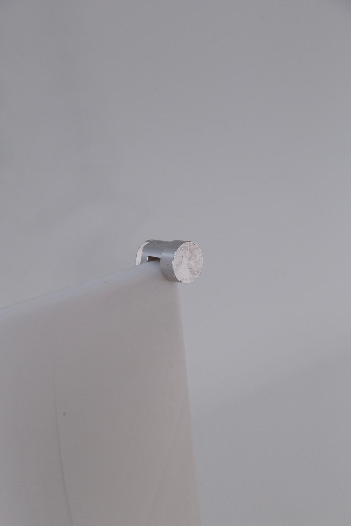 Experimente el encanto del diseño italiano con la lámpara de techo Elio Martinelli, una pieza por excelencia de la década de 1970. Esta lámpara, diseñada por el célebre Elio Martinelli para Martinelli Luce, muestra el espíritu innovador de la época