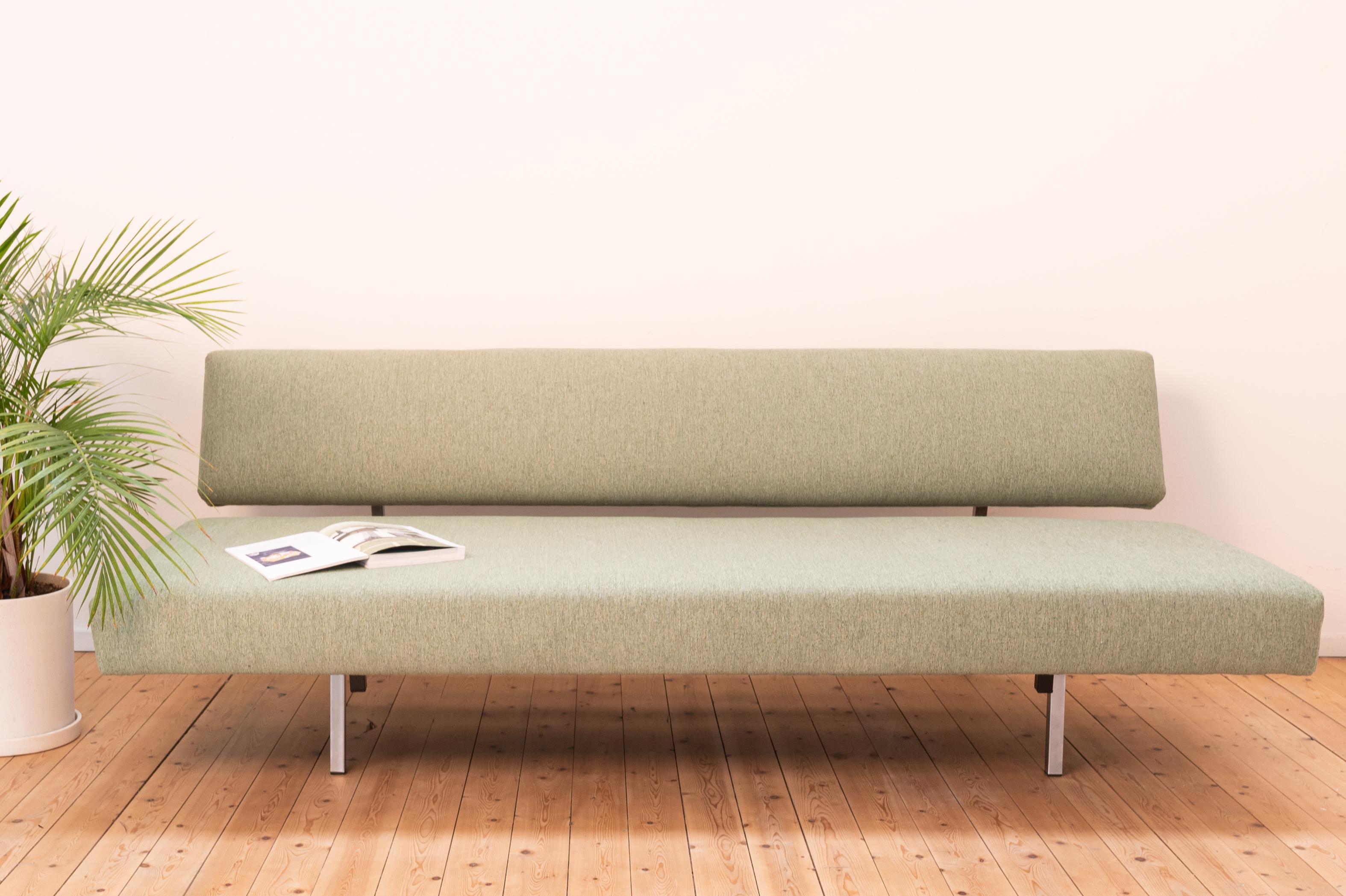 L'emblématique canapé BR 02 de Martin Visser, pour Spectrum. Ce canapé-lit de style moderne du milieu du siècle a été remis à neuf par nos soins et a reçu un nouveau revêtement qualitatif vert pâle. L'assise et le dossier sont soutenus par un cadre