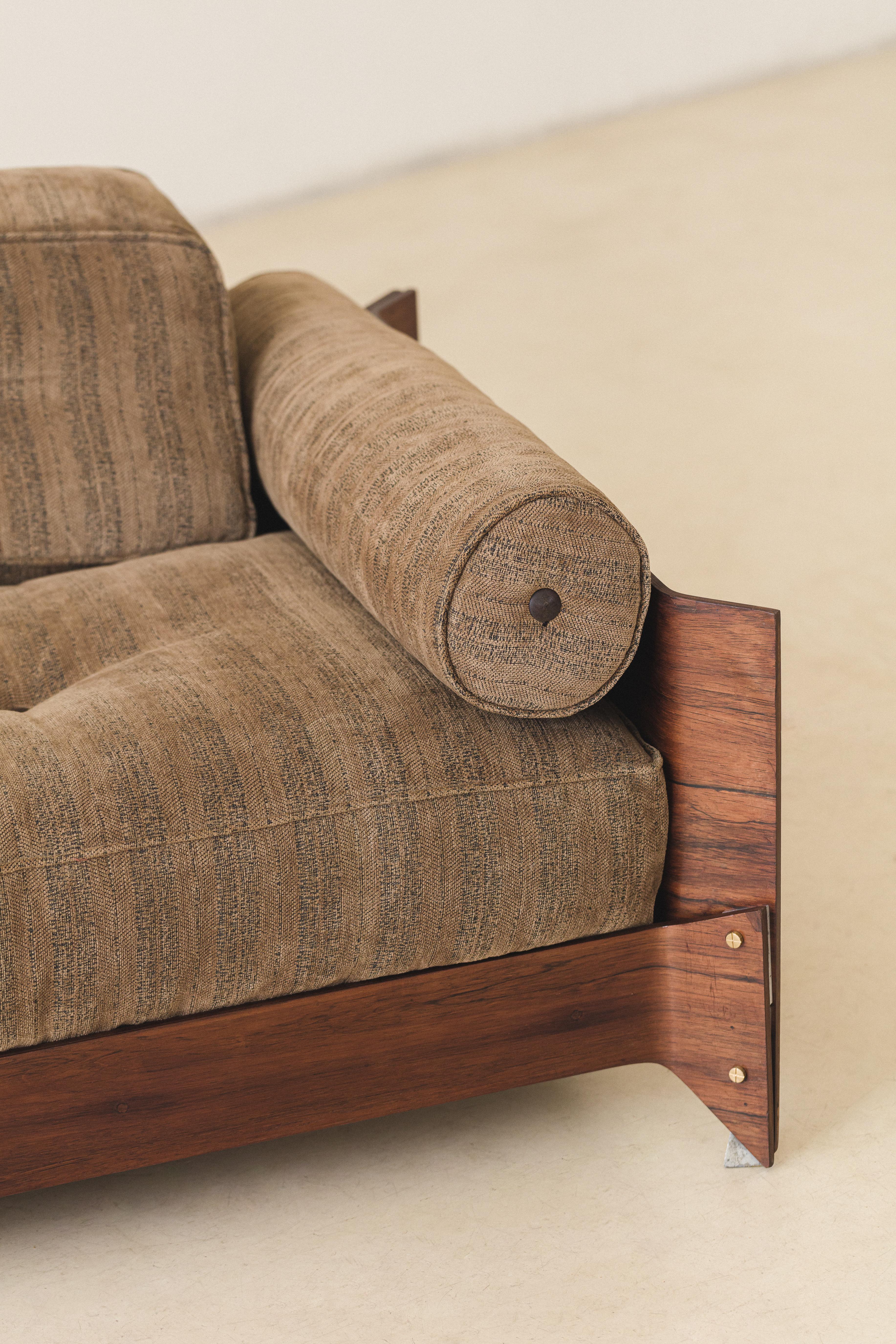 Ikonisches Brasiliana-Sofa-Design von Jorge Zalszupin, Palisanderholz und Messing, 1960er Jahre im Zustand „Gut“ im Angebot in New York, NY