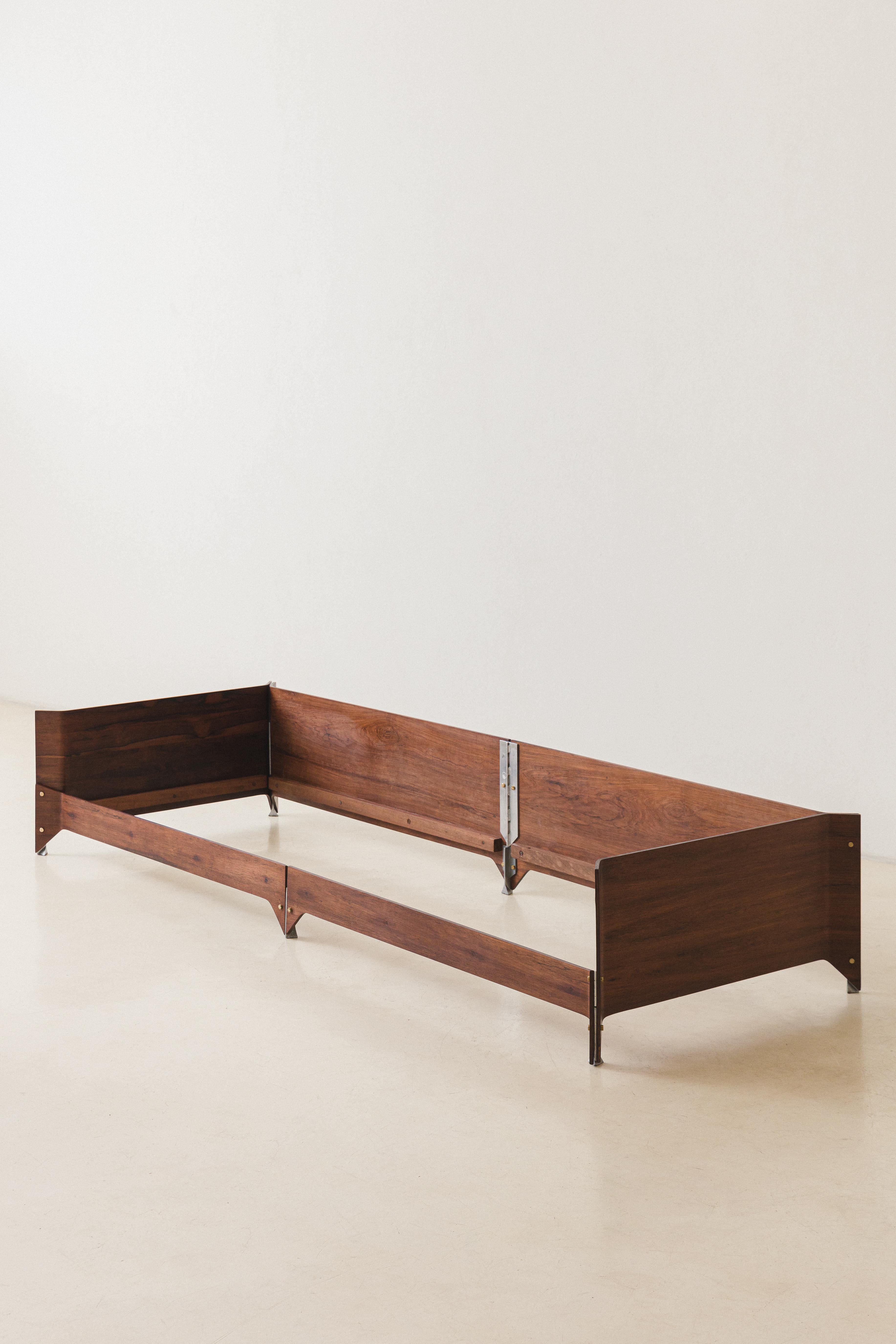 Ikonisches Brasiliana-Sofa-Design von Jorge Zalszupin, Palisanderholz und Messing, 1960er Jahre (Stoff) im Angebot