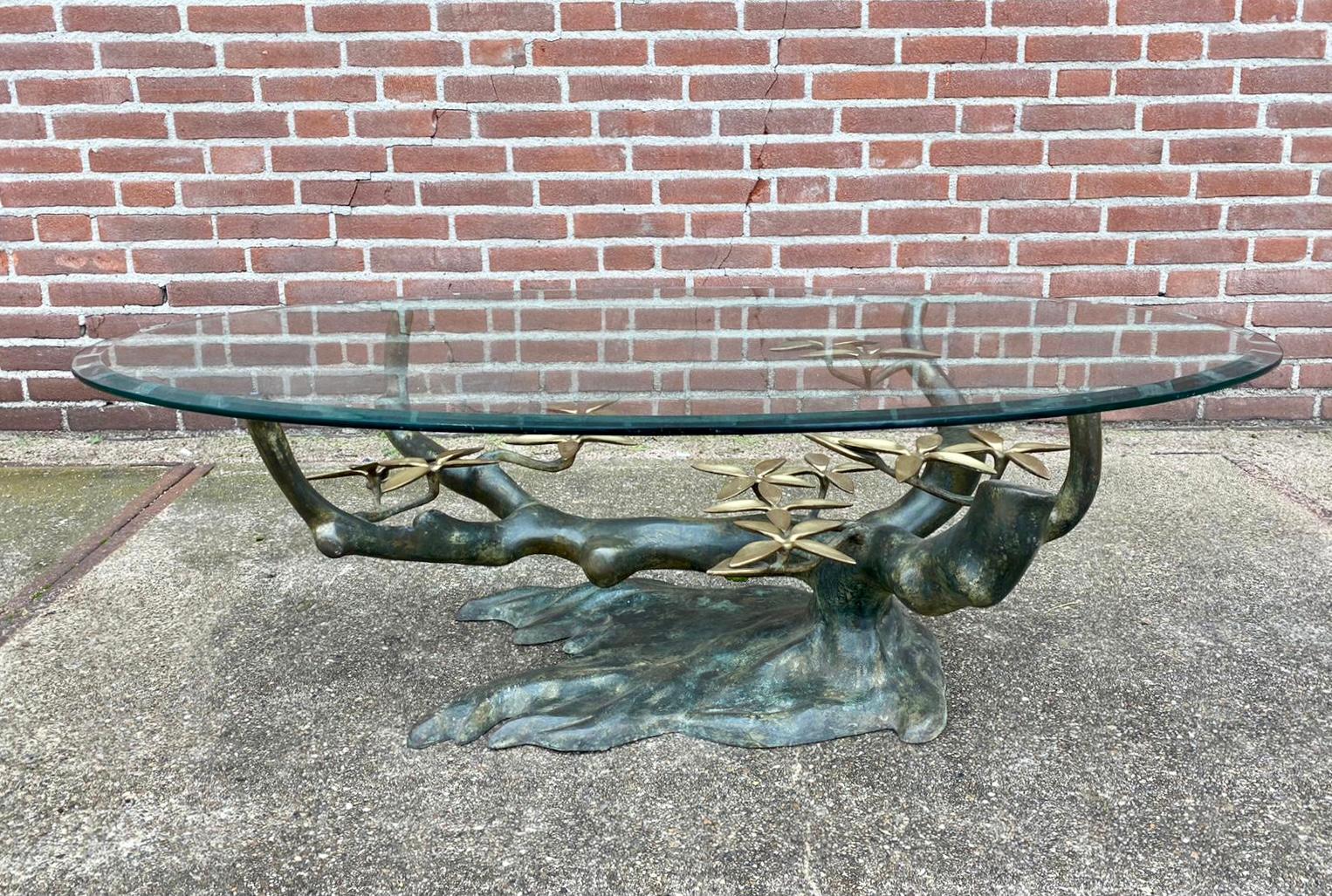 Brass Bonsai coffee table in Hollywood Regency style. This stunning piece remains in a very nice vintage condition with light wear, consistent with age and use. 


 




   