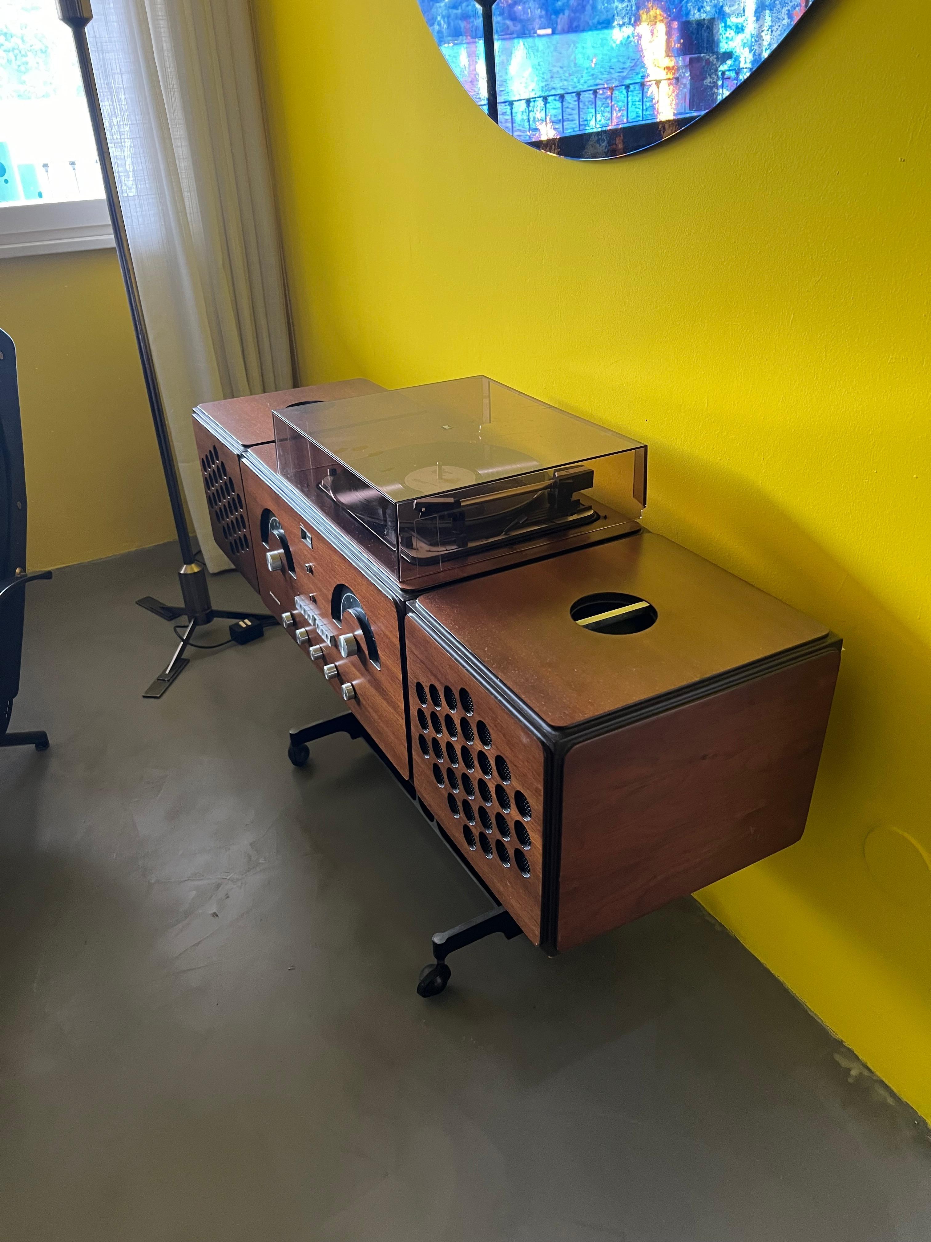 Platine radio iconique Brionvega, milieu du siècle italien par Achille Castiglioni en vente 1