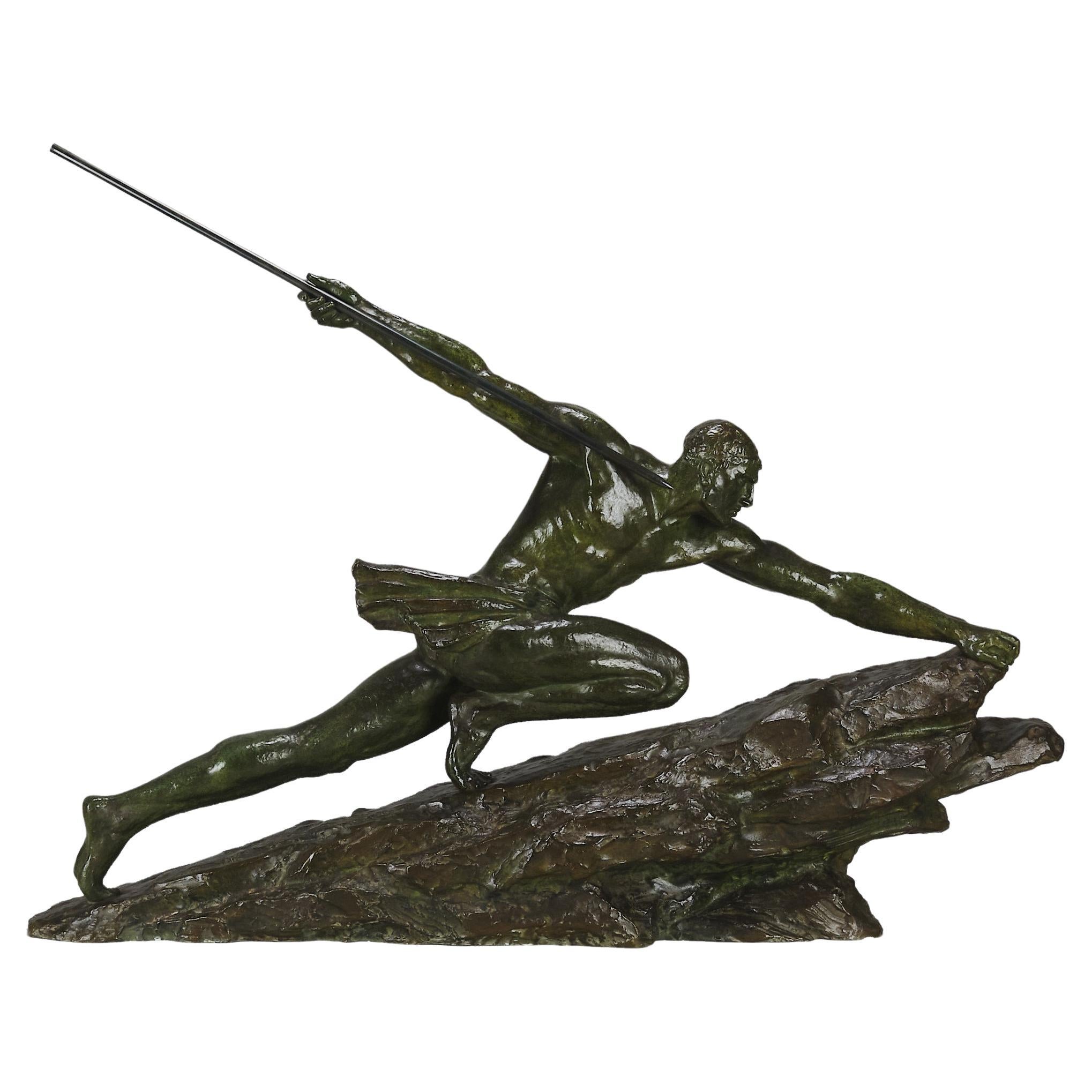 Escultura icónica de bronce titulada "Atleta con lanza" de Pierre Le Faguays