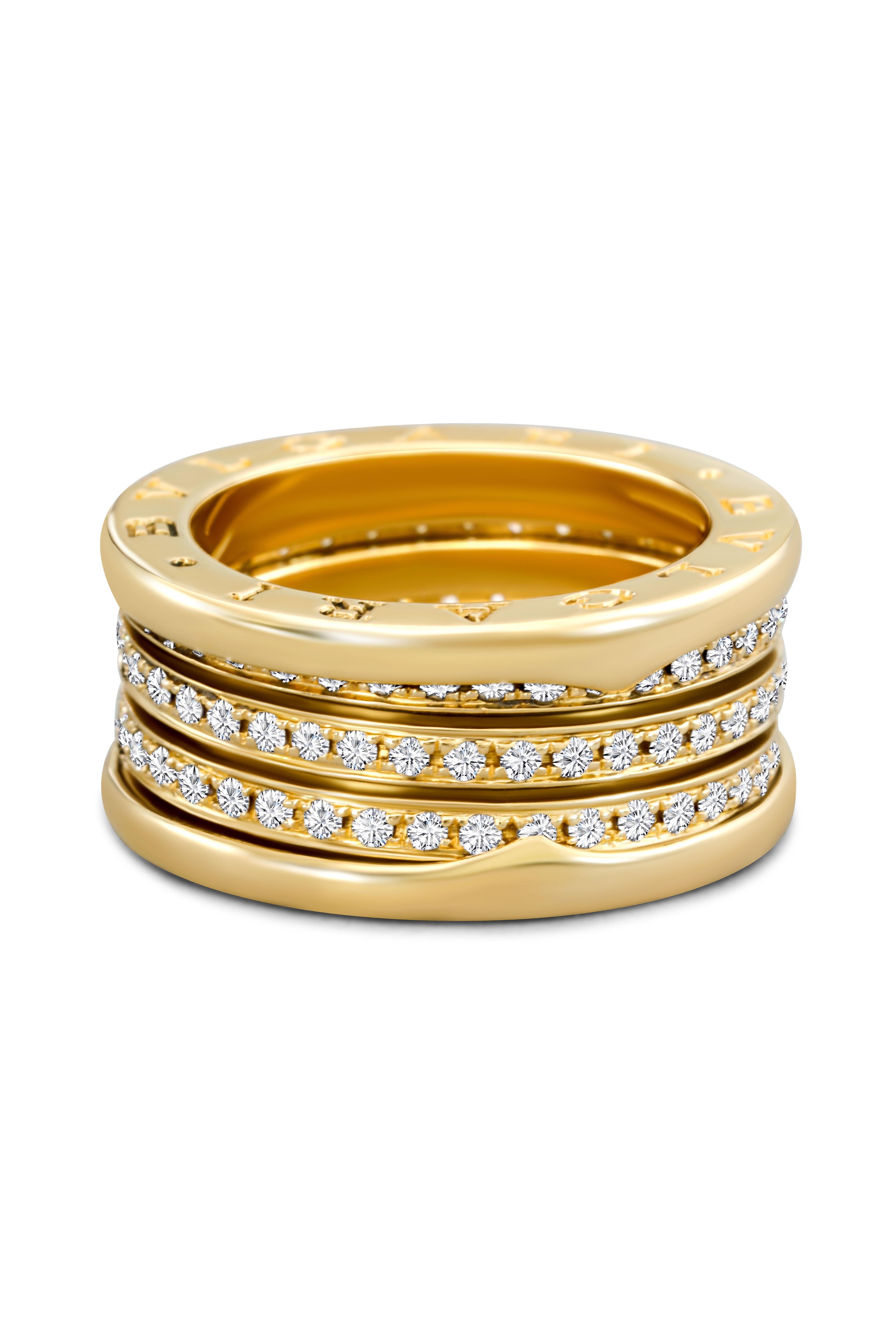 Dieser kultige Bulgari-Statement-Ring ist mit mehreren gefederten Bändern versehen, die rundum mit glitzernden runden Diamanten im Brillantschliff besetzt sind.  Dieser breite Ring mit drei zentralen, mit Steinen besetzten Bändern, die von zwei