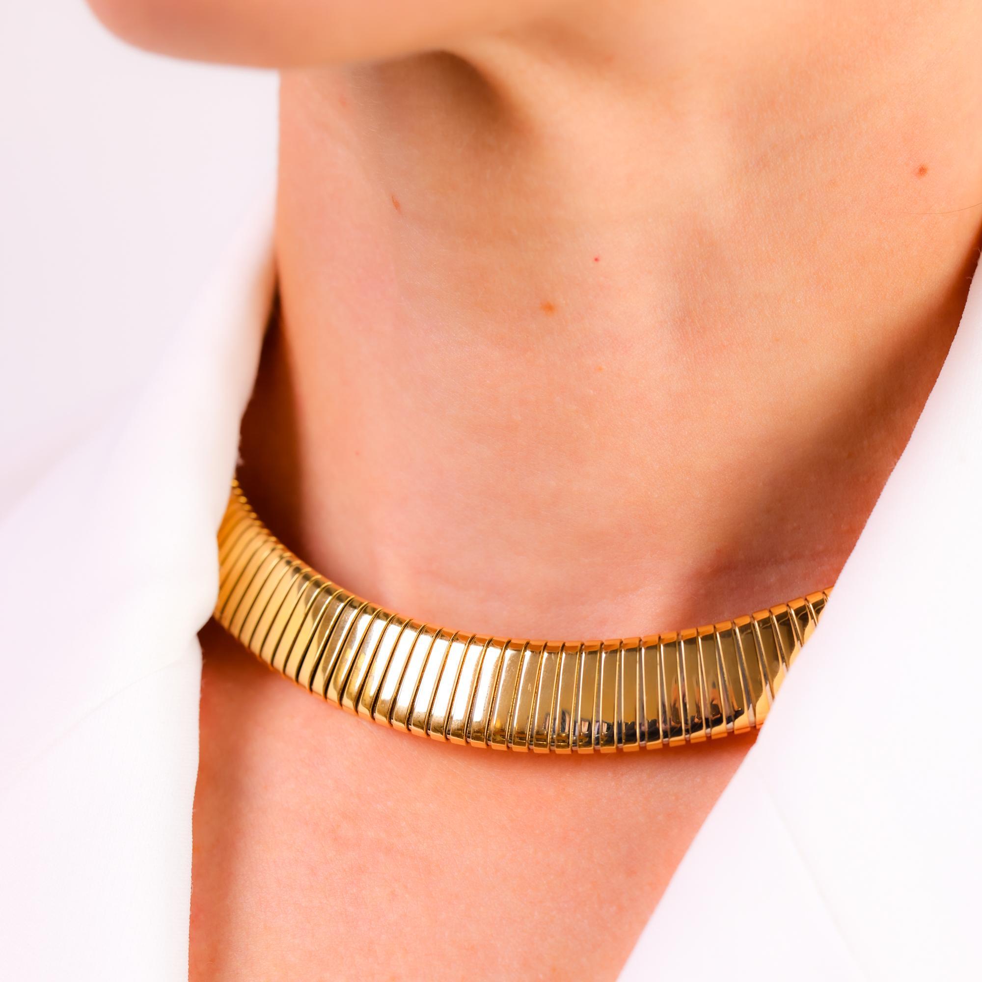 Iconic Bvlgari 18k yellow gold Tubogas necklace In Excellent Condition In Beverly Hills, CA