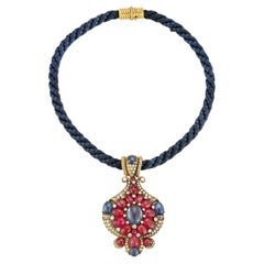 Icónico collar Bvlgari con colgante de rubí y zafiro