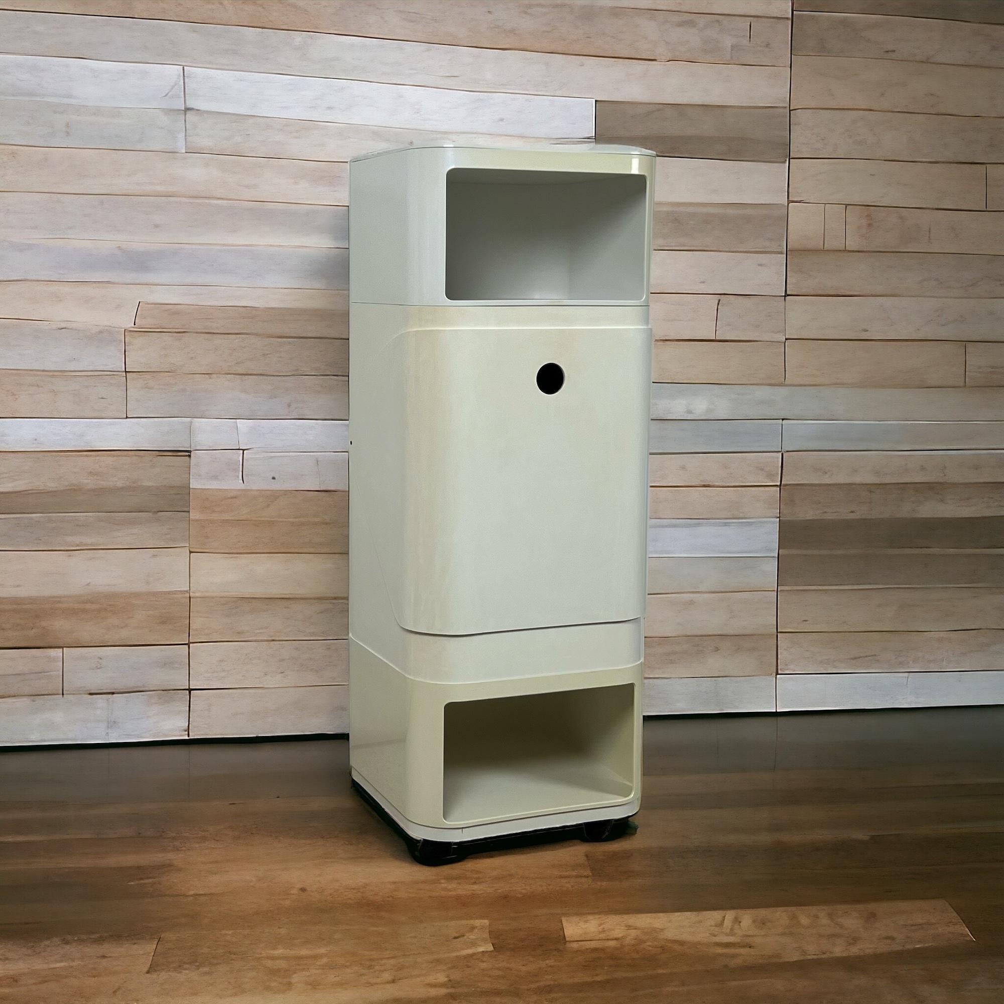 Iconic Cabinet Column with Laundry Bin Kartell 'Componibili' Anna Castelli, 60s For Sale 3