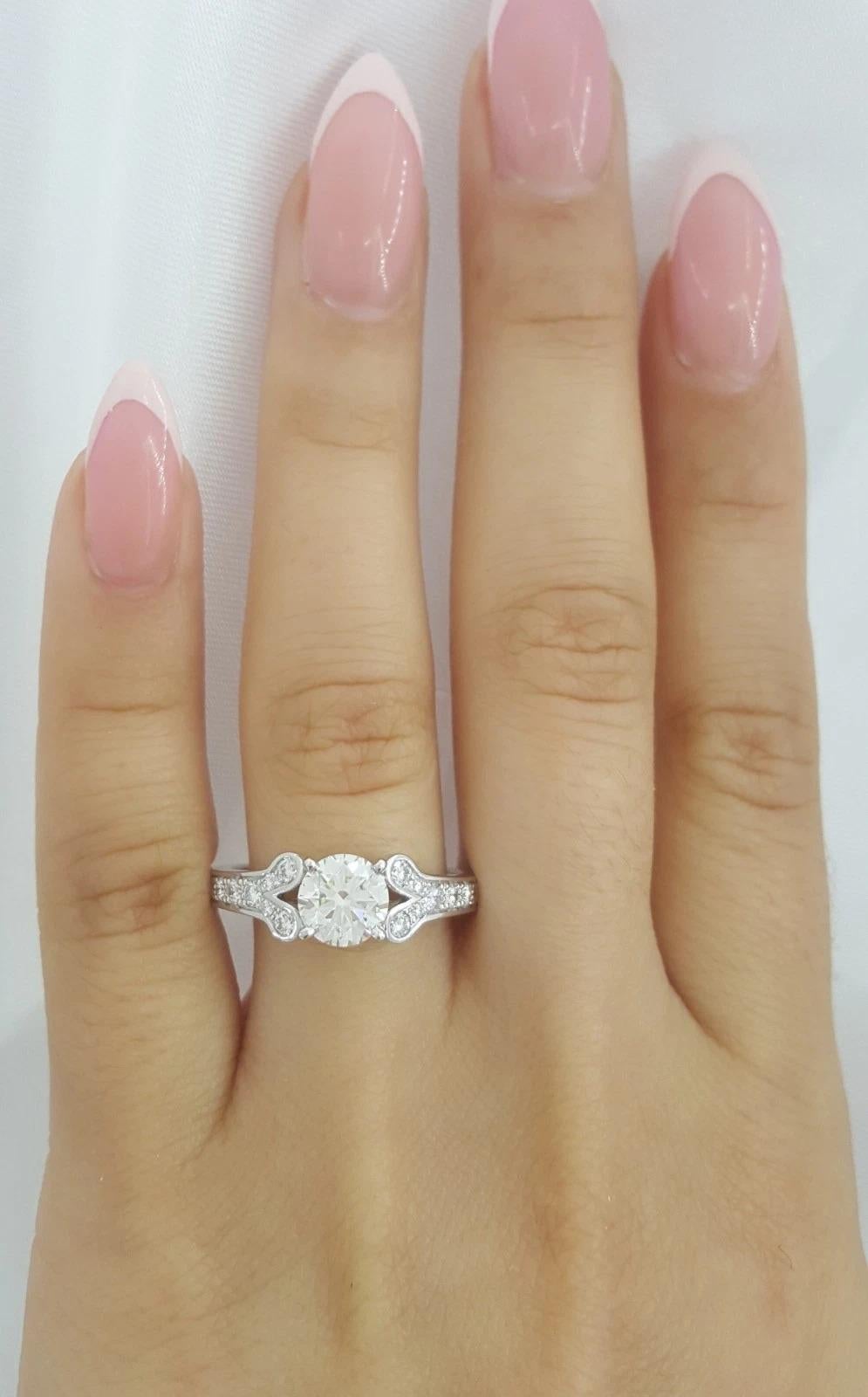 Cartier Ballerine Solitario 1,50 ctw - Platino

Diamante central: 1,10 ct Redondo Brillante

Grado: H / VS1 / Triple excelente / Sin fluorescencia

Diamantes laterales: 0,40 ct total, D-F / VVS-VS

Metal: Platino

Talla del anillo: 58 EU / 8.75 US