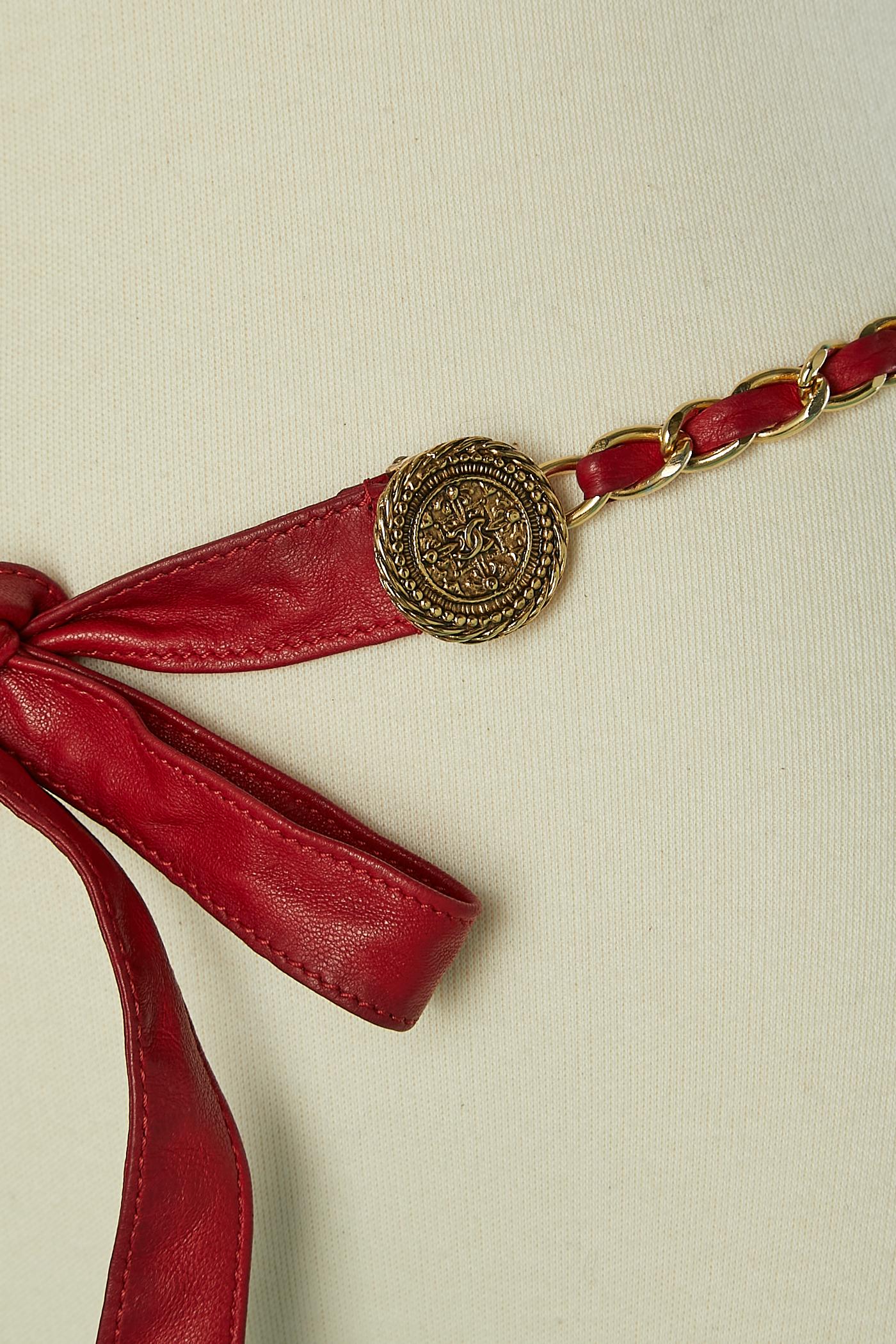 Chaîne emblématique et ceinture en cuir rouge avec nœud en cuir Chanel des années 1980  Excellent état - En vente à Saint-Ouen-Sur-Seine, FR