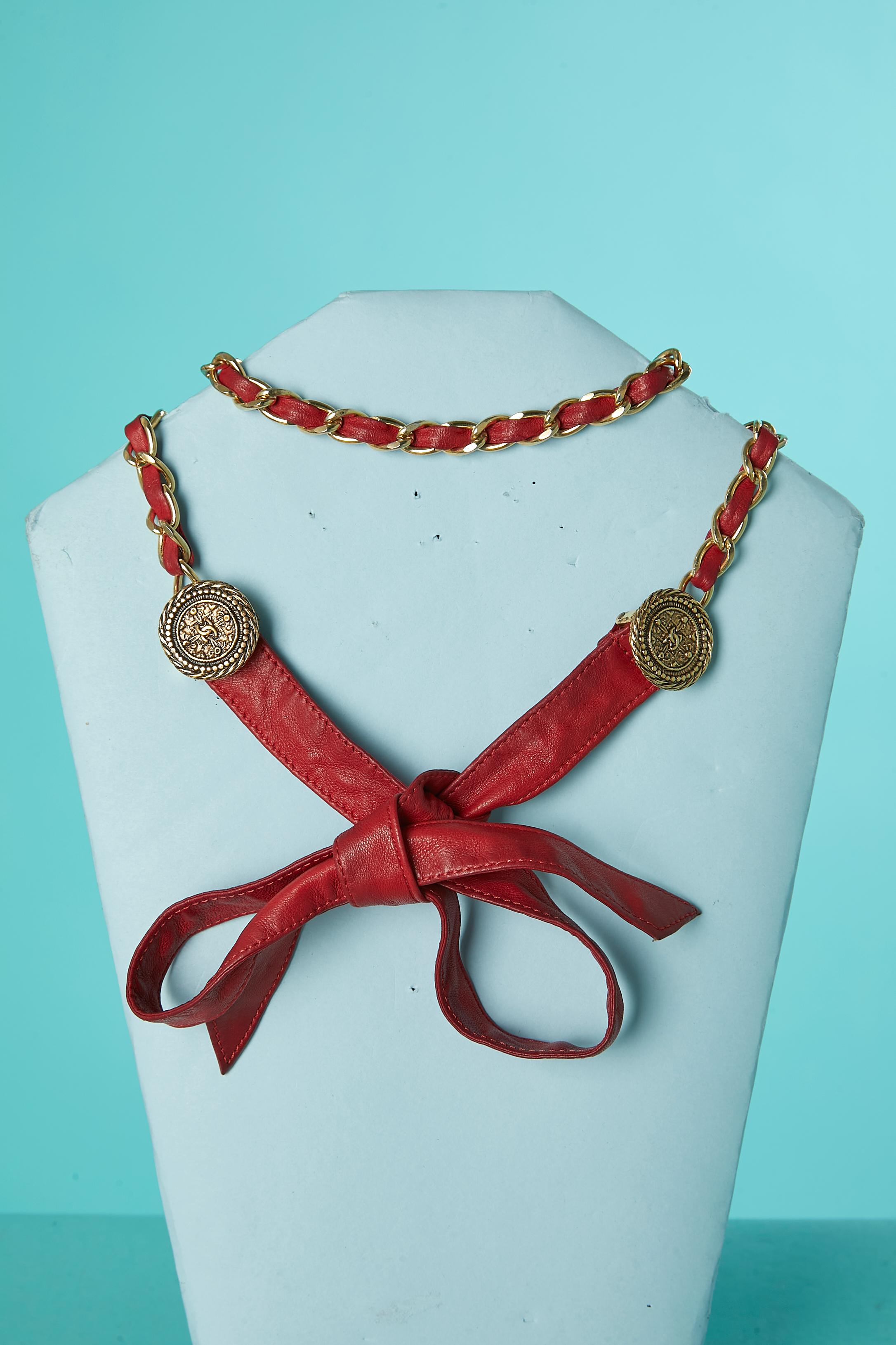 Chaîne emblématique et ceinture en cuir rouge avec nœud en cuir Chanel des années 1980  en vente 1