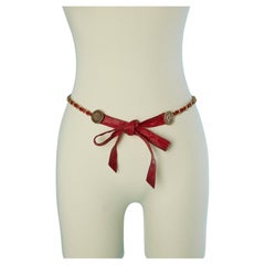 Chaîne emblématique et ceinture en cuir rouge avec nœud en cuir Chanel des années 1980 