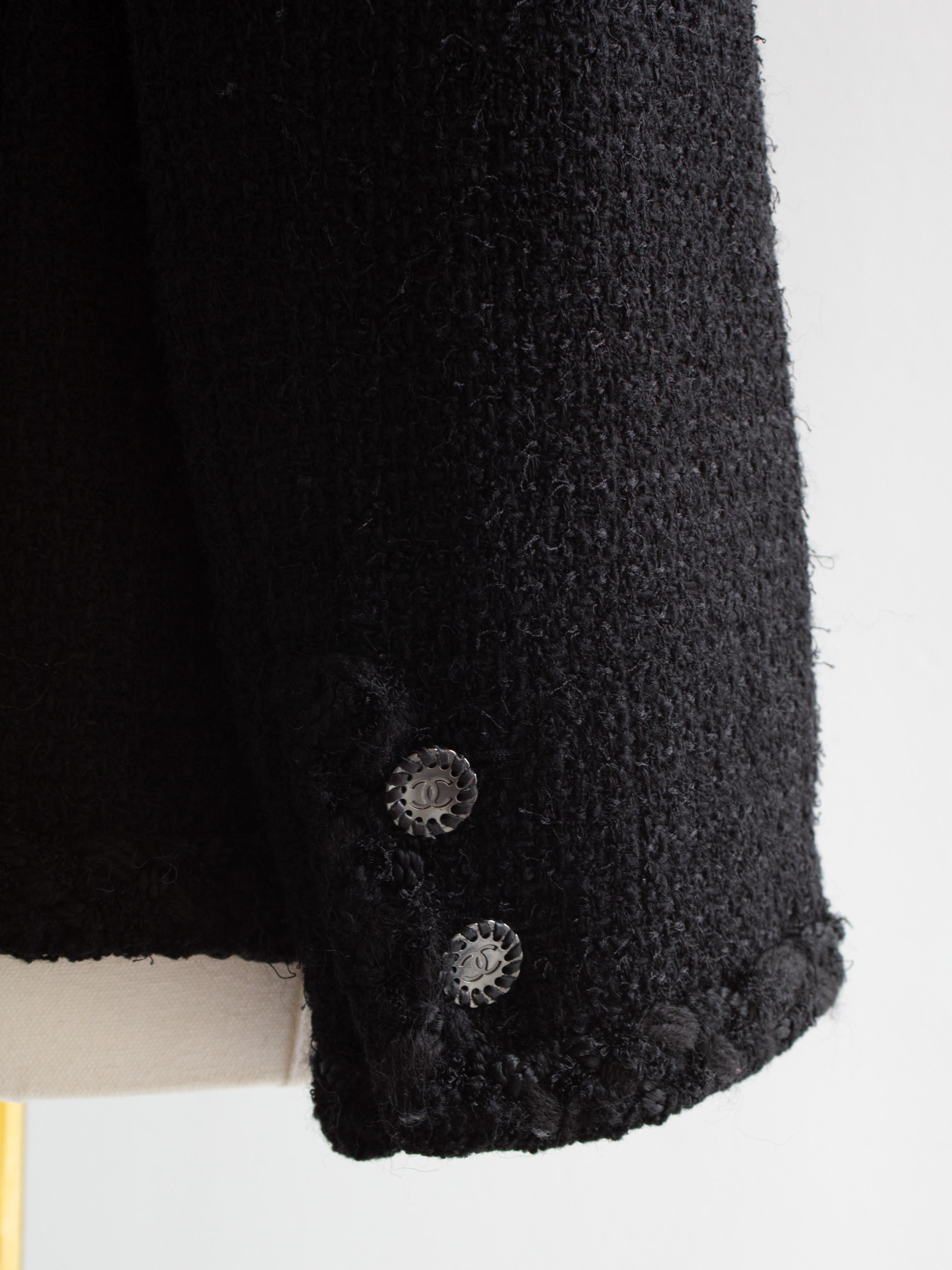 L'iconico Chanel 11Con La Piccola Giacca Nera Cruise 2011 Blazer classico in tweed LBJ in vendita 7