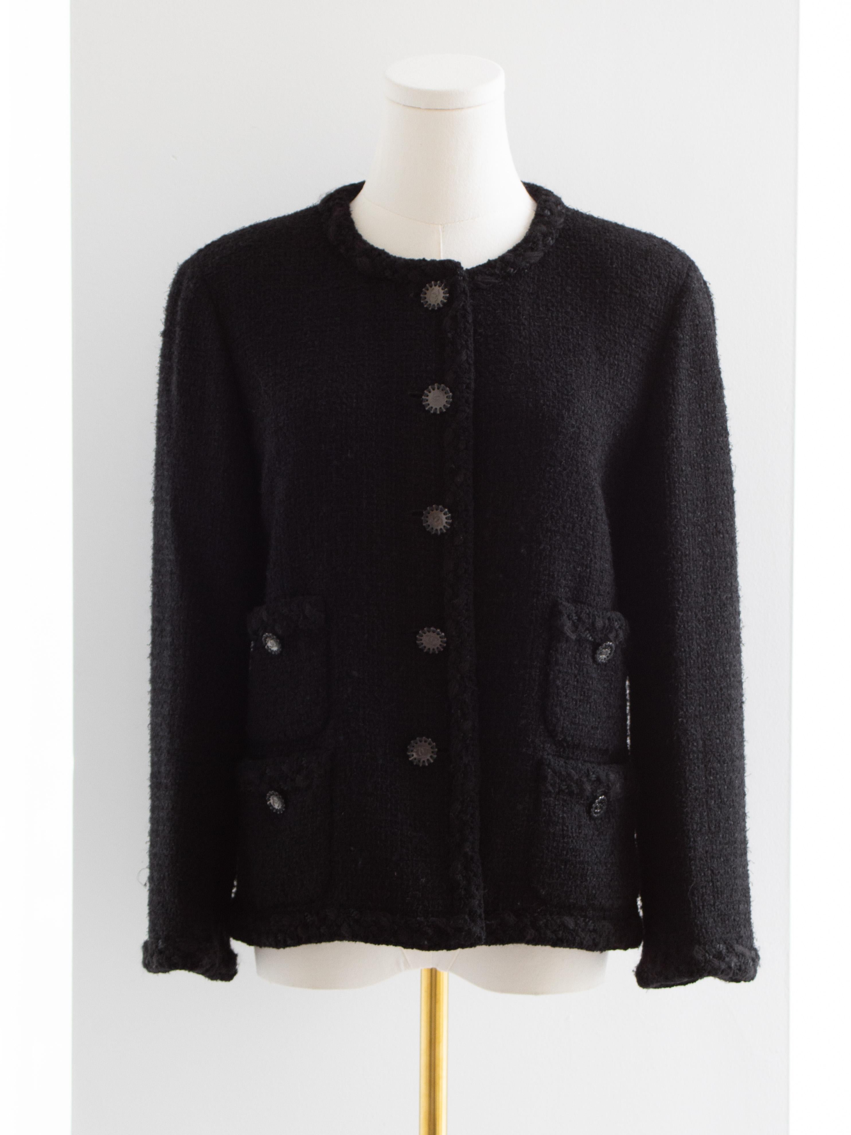 Donna L'iconico Chanel 11Con La Piccola Giacca Nera Cruise 2011 Blazer classico in tweed LBJ in vendita