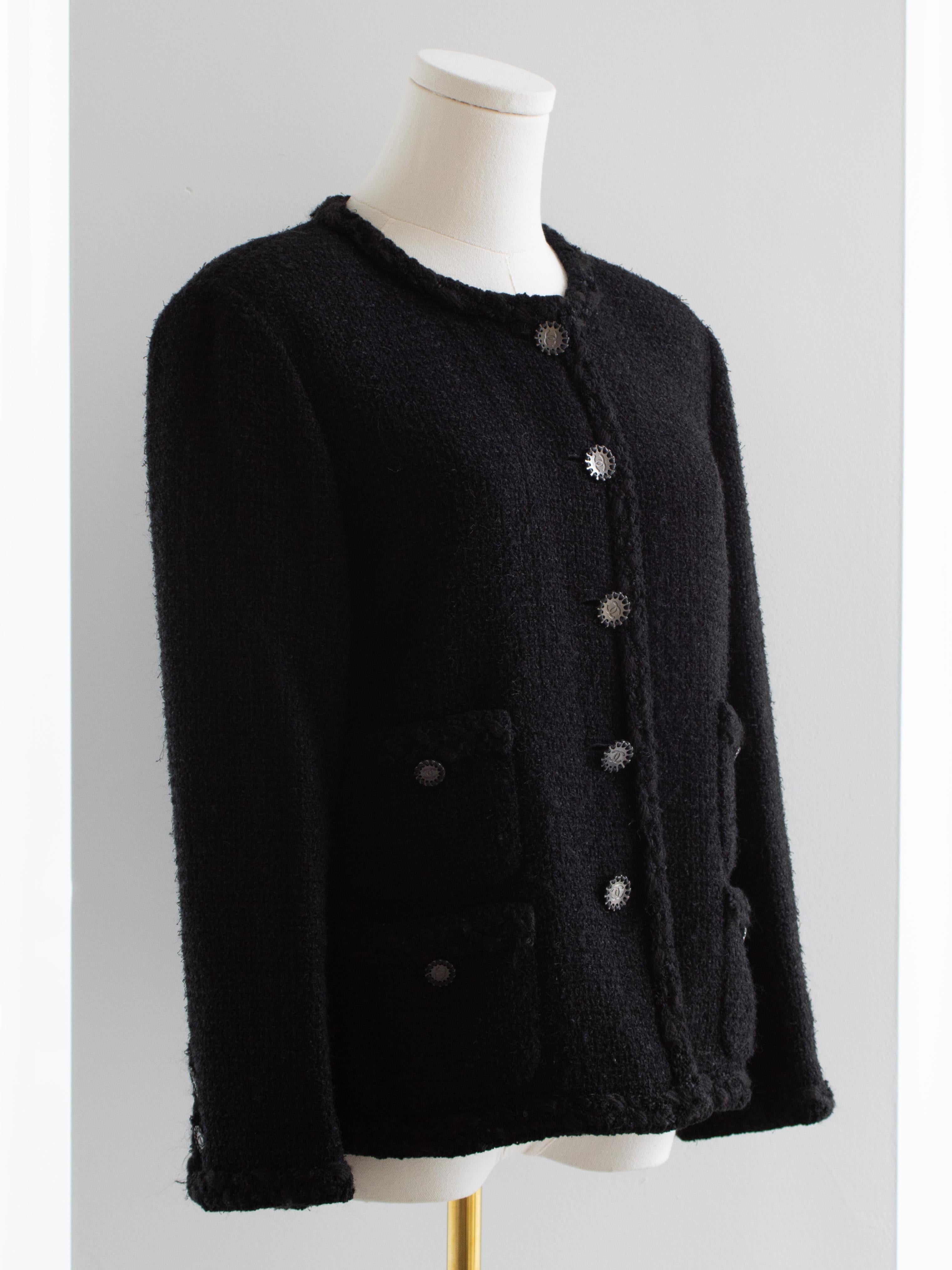L'iconico Chanel 11Con La Piccola Giacca Nera Cruise 2011 Blazer classico in tweed LBJ in vendita 3