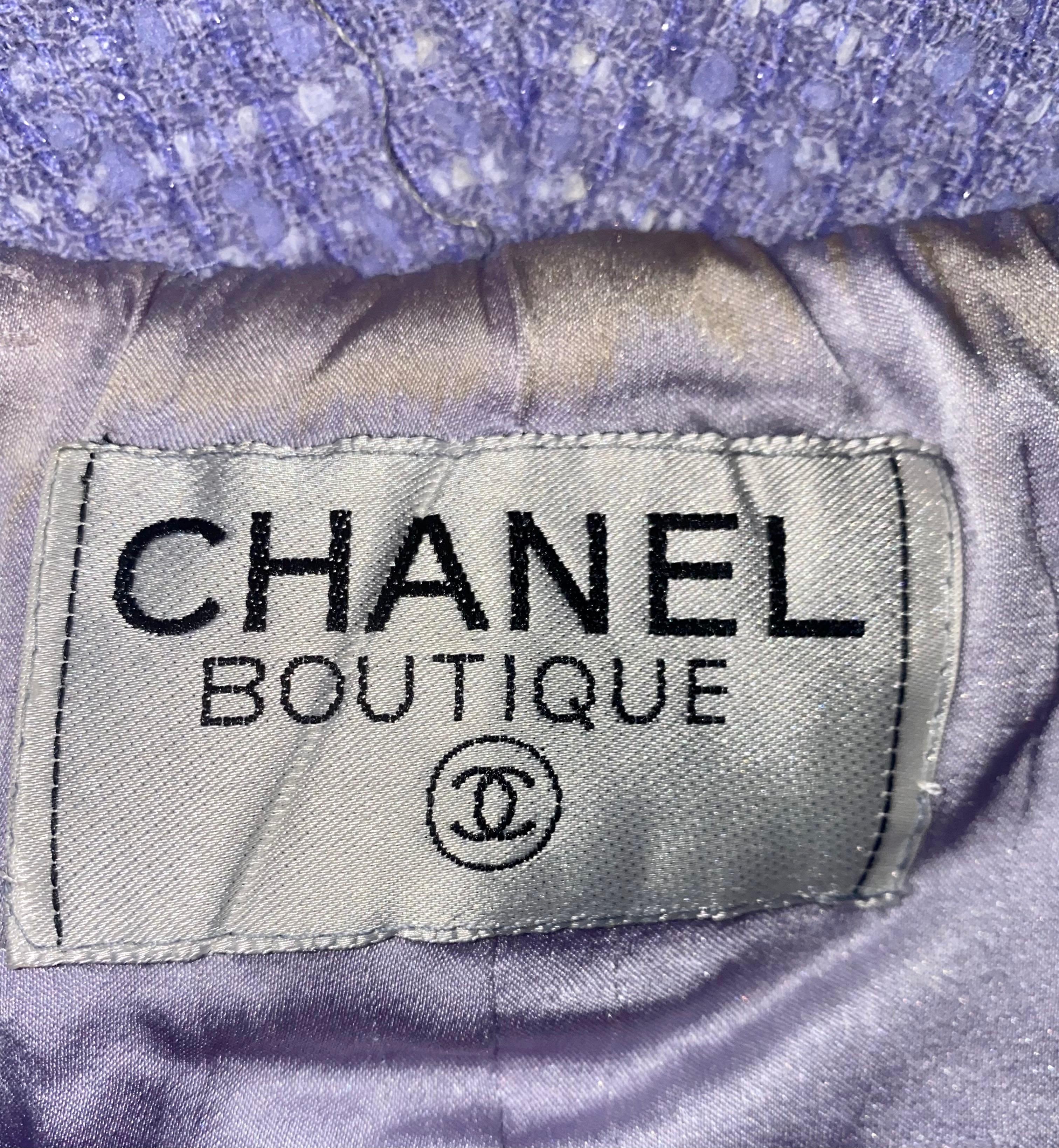 ICONIQUE Costume jupe en tweed lavande à sequins Chanel, printemps 1995, vu sur Claudia  en vente 3
