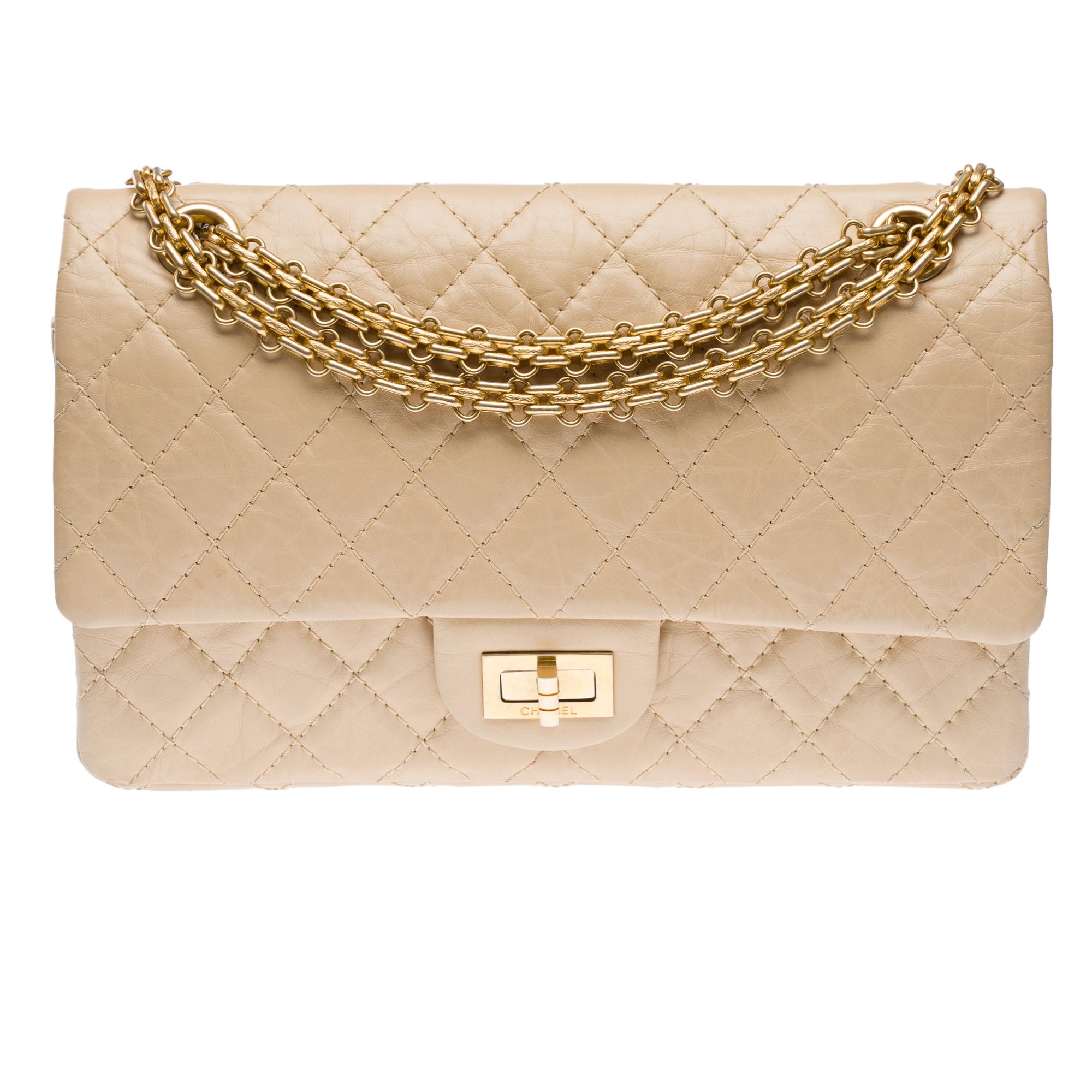 Iconic Chanel 2.55 double flap shoulder bag in aged beige quilted leather, GHW In Good Condition In Paris, IDF