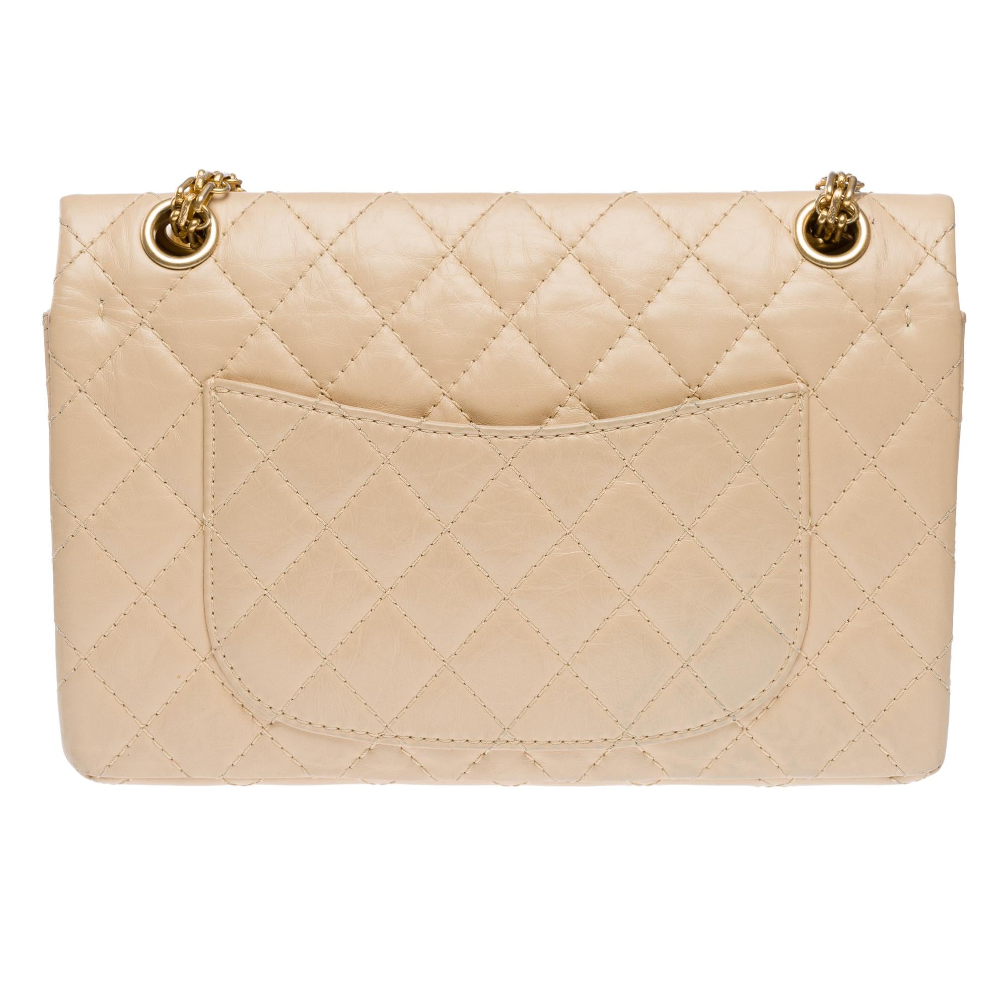 Women's Iconic Chanel 2.55 double flap shoulder bag in aged beige quilted leather, GHW