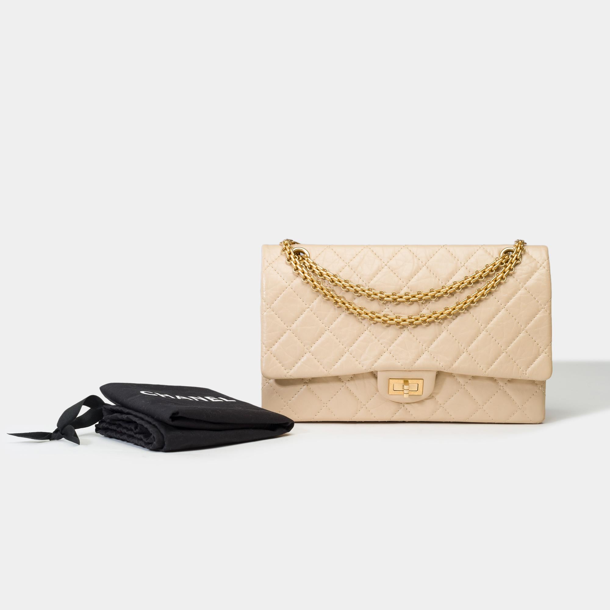 Iconic​ ​Chanel​ ​2.55​ ​shoulder​ ​bag​ ​in​ ​quilted​ ​beige​ ​leather​ ​with​ ​pattern,​ ​gold​ ​metal​ ​trim,​ ​a​ ​chain​ ​handle​ ​convertible​ ​in​ ​gold​ ​metal​ ​allowing​ ​a​ ​hand​ ​or​ ​shoulder​ ​or​ ​crossbody​ ​carry

Mademoiselle​