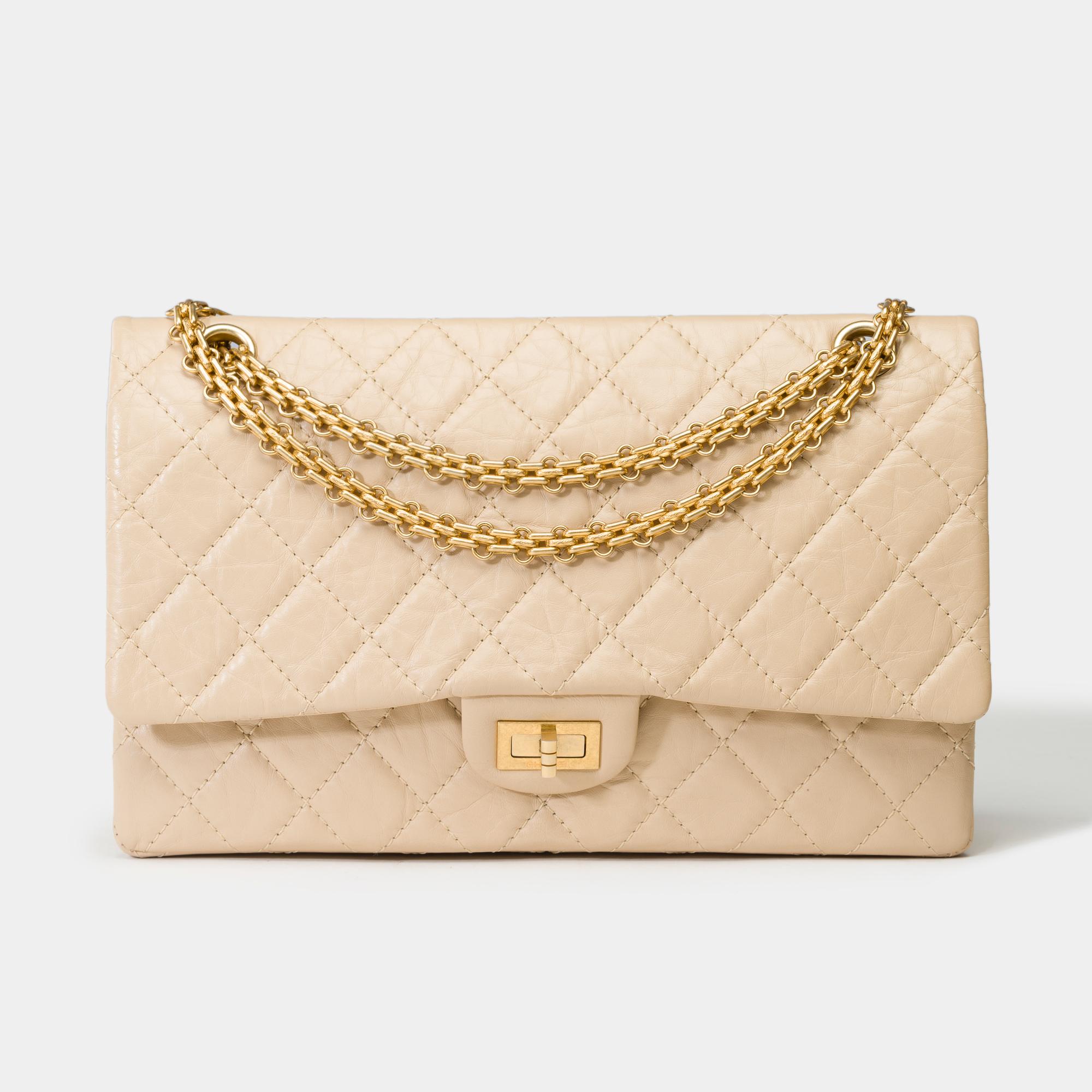 Iconic Chanel 2.55 double flap shoulder bag in quilted beige leather, GHW In Excellent Condition For Sale In Paris, IDF