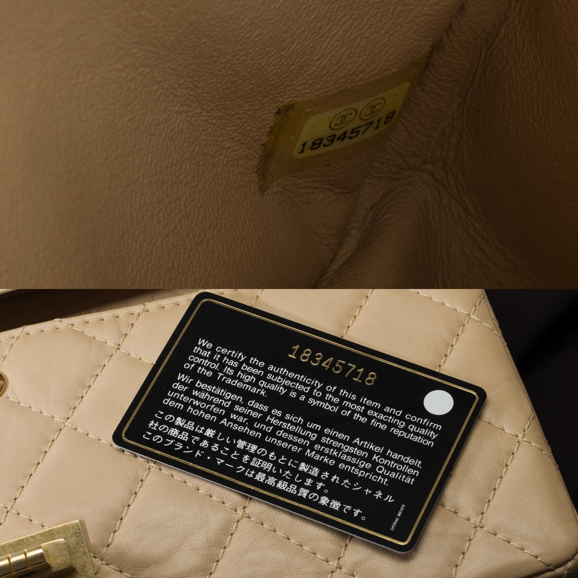 Sac porté épaule iconique Chanel 2.55 à double rabat en cuir beige matelassé en vente 5