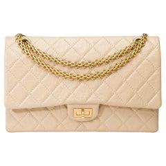 Sac porté épaule iconique Chanel 2.55 à double rabat en cuir beige matelassé