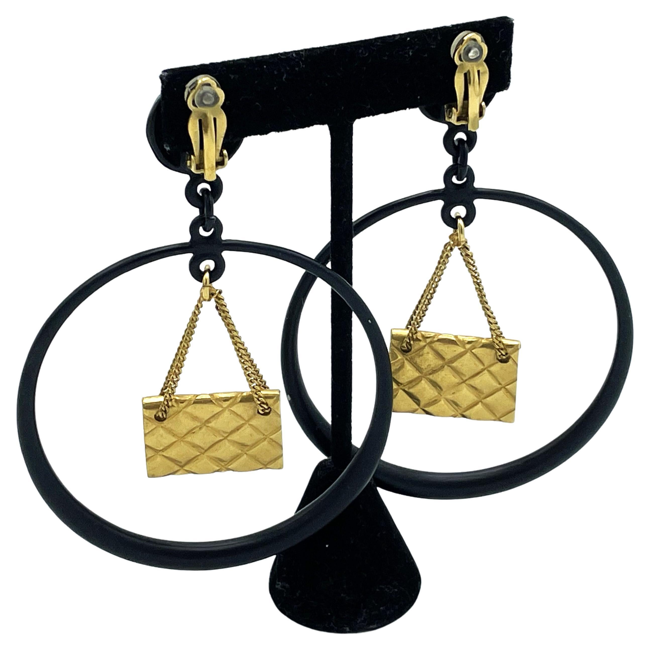 Iconic Chanel black Circle clip-on earring with gold Chanel bag hanging, 1990s In Good Condition For Sale In Stuttgart, DE