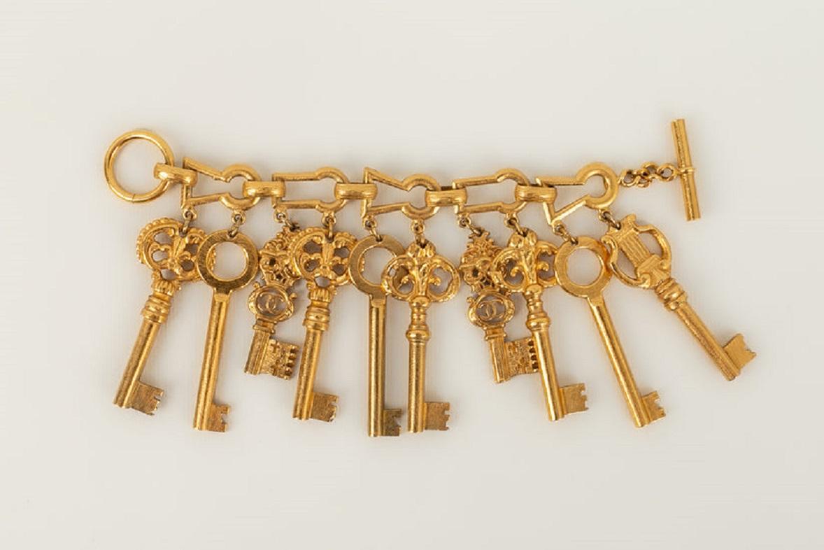 Ikonisches Chanel-Armband „ Keys“ aus vergoldetem Metall, 1993 im Zustand „Hervorragend“ im Angebot in SAINT-OUEN-SUR-SEINE, FR