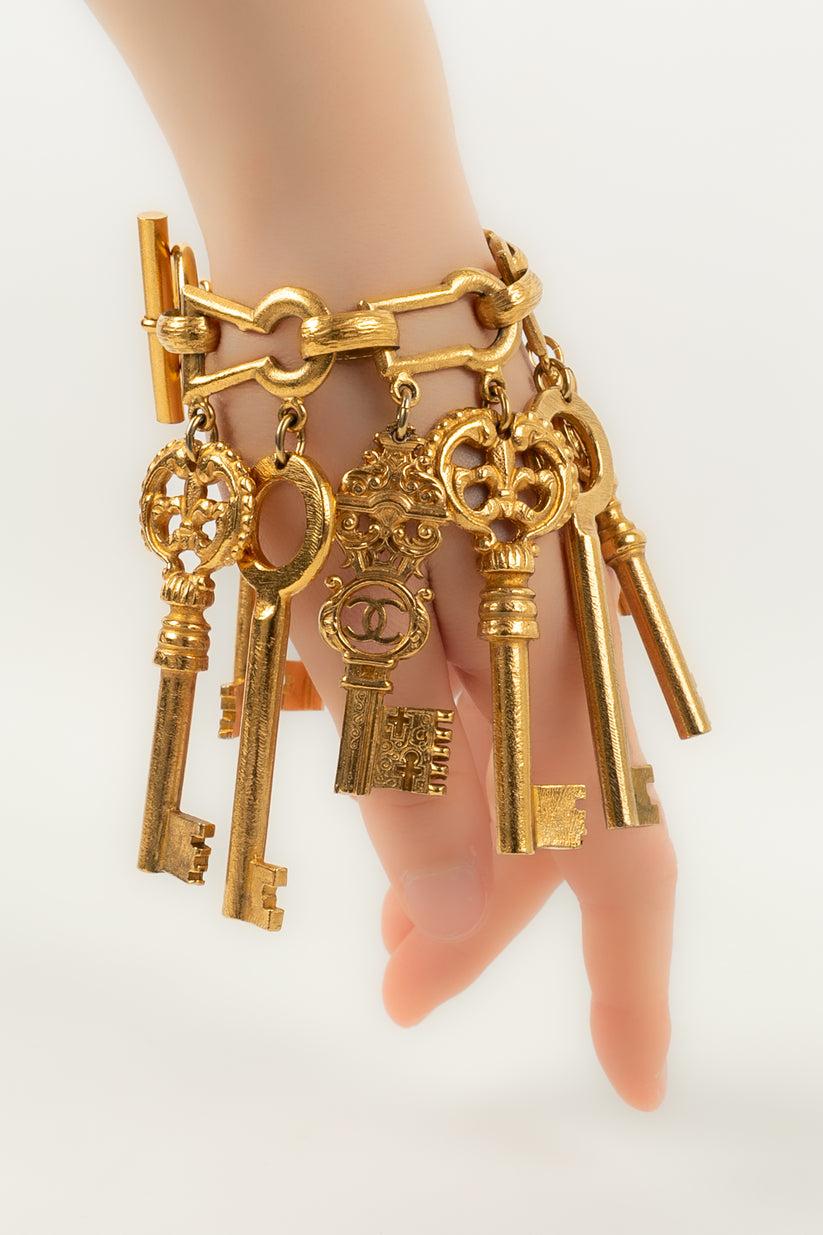 Ikonisches Chanel-Armband „ Keys“ aus vergoldetem Metall, 1993 Damen im Angebot