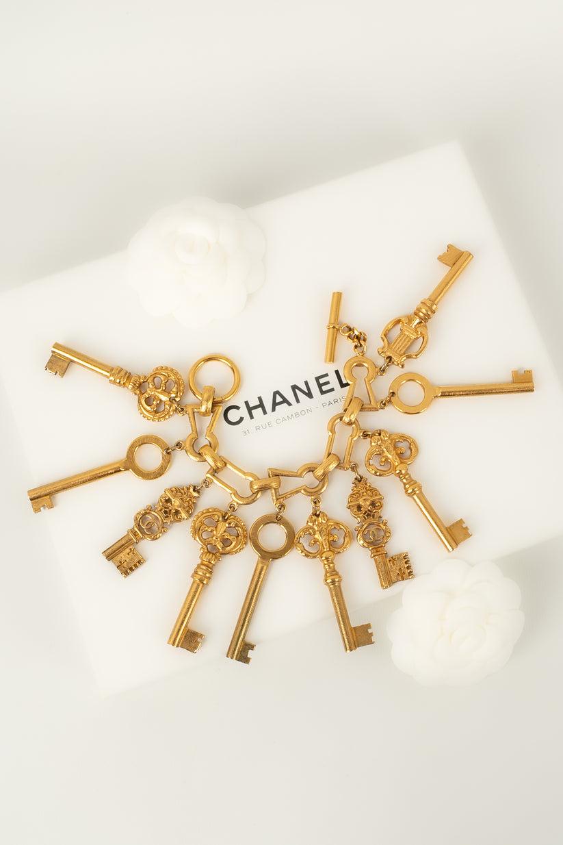 Ikonisches Chanel-Armband „ Keys“ aus vergoldetem Metall, 1993 im Angebot 1