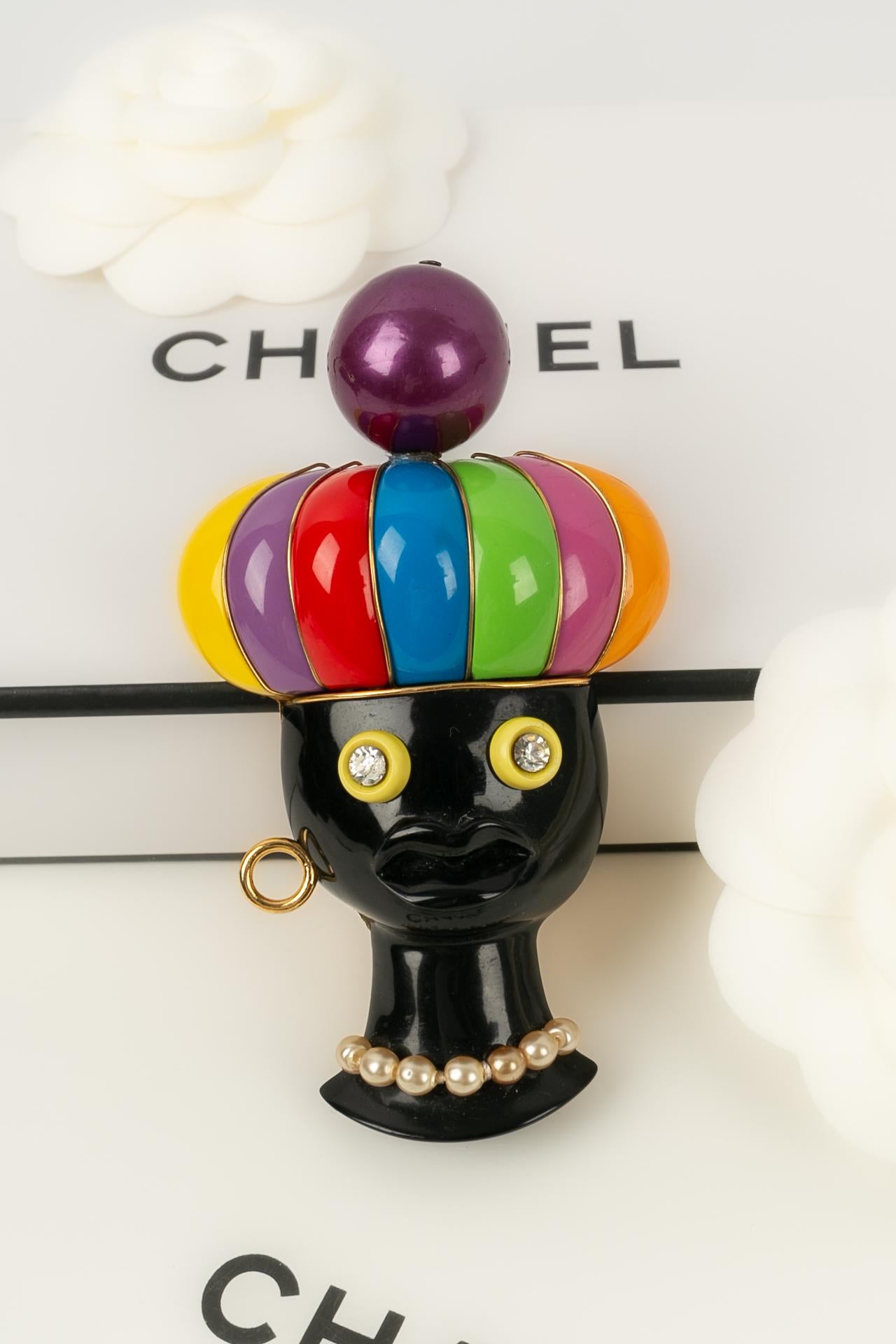 CHANEL - (Made in France) Iconic brooch in gold metal and bakelite. Collection 2cc5.

Condition:
Very good condition

Dimensions:
9,5 cm x 5,5 cm

SKU:BRB122
