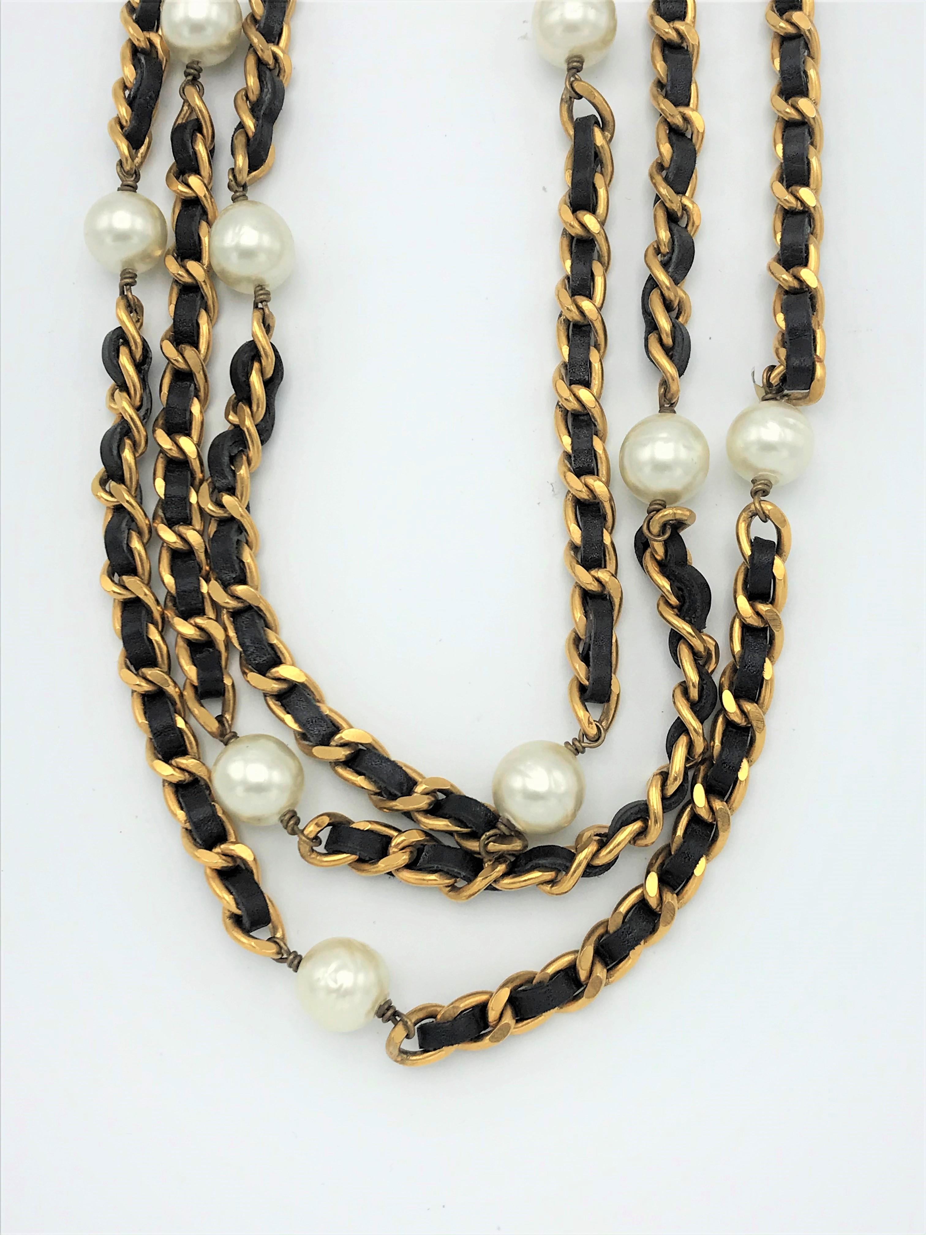Iconic Chanel chain with leather woven throughout and Chanel pearls, 1990s In Good Condition In Stuttgart, DE